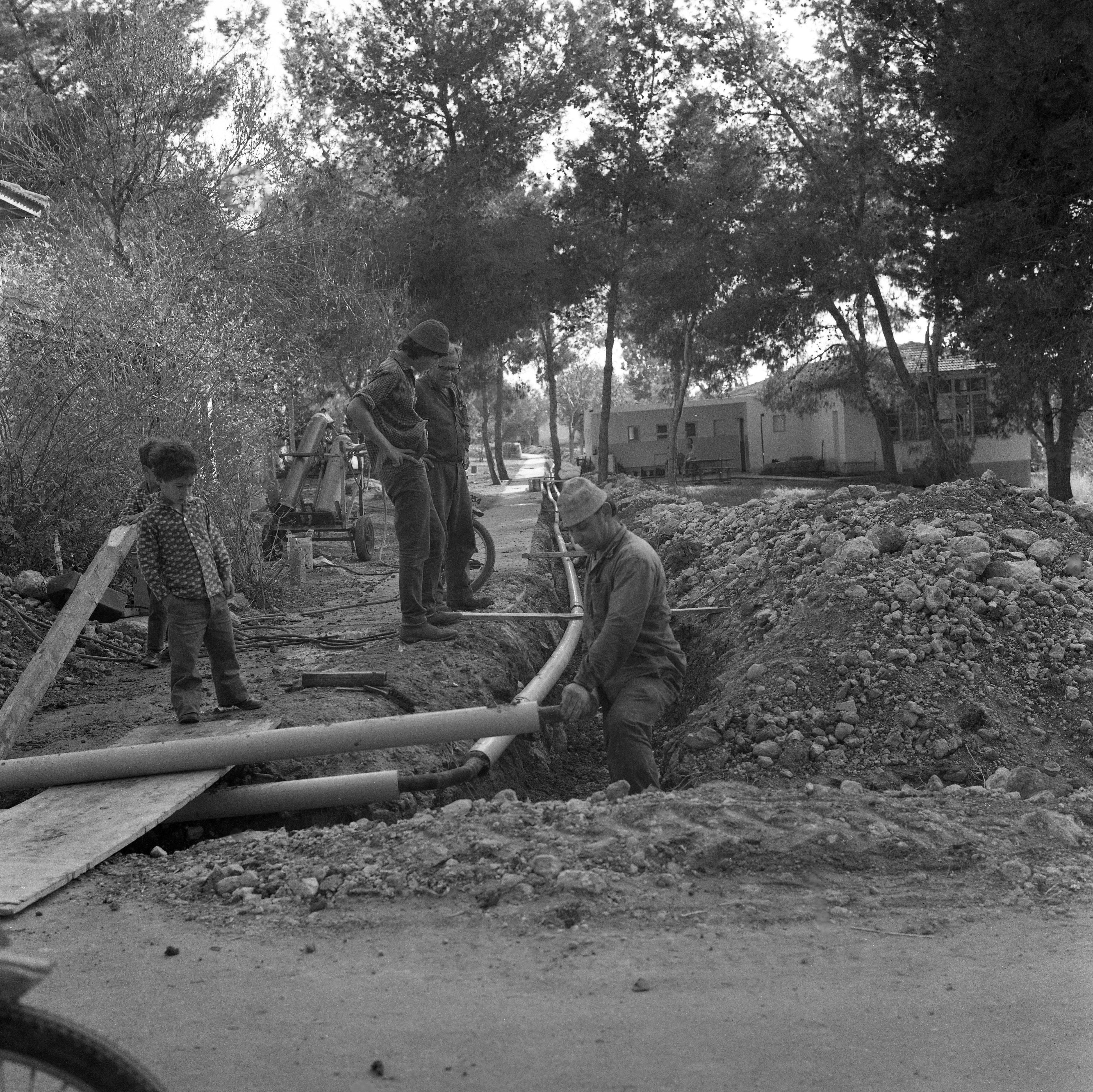  הנחת צנרת קיטור לחימום; 1972