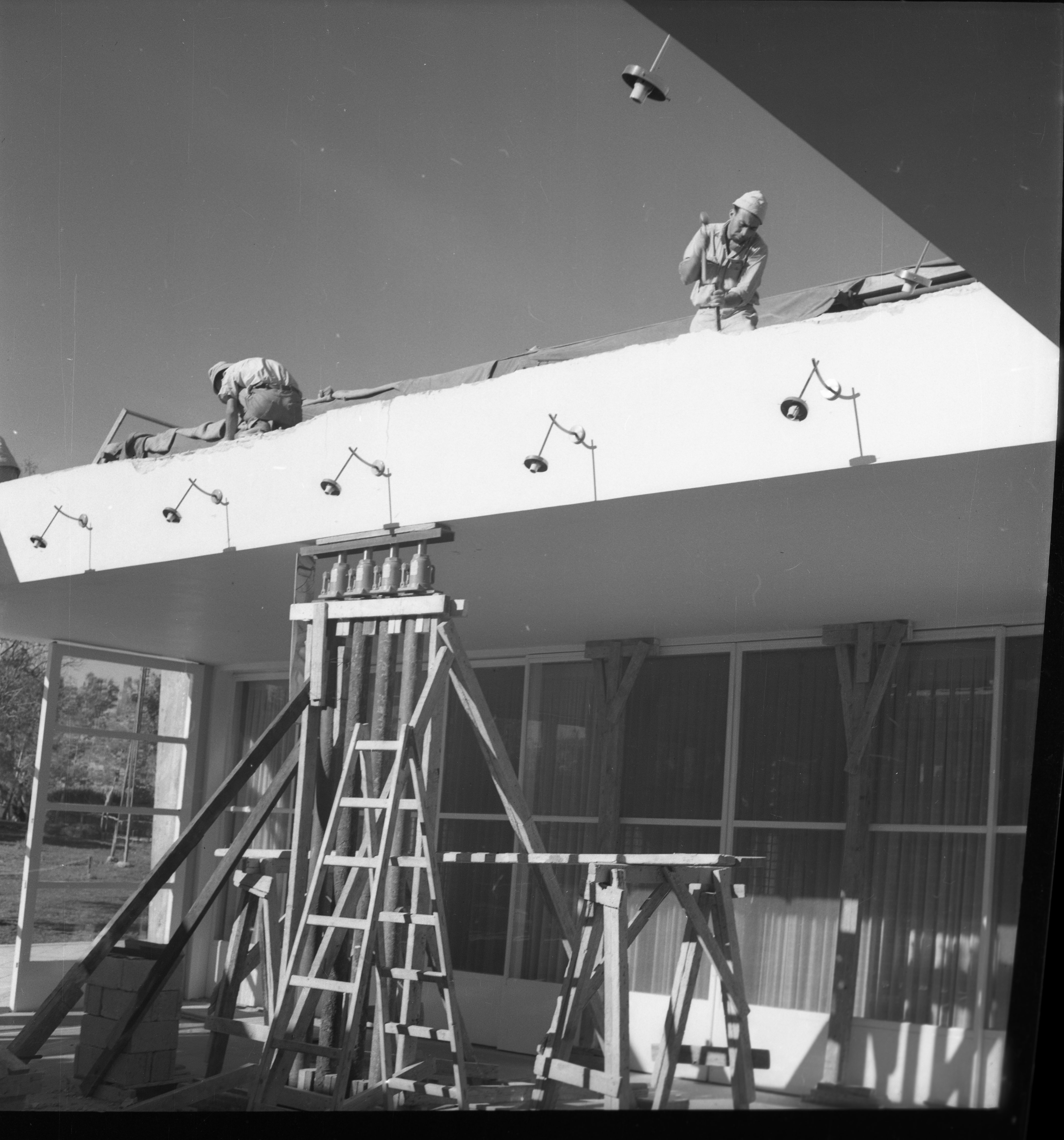  תמיכת הגג בחצר חדר- האוכל; 1959?