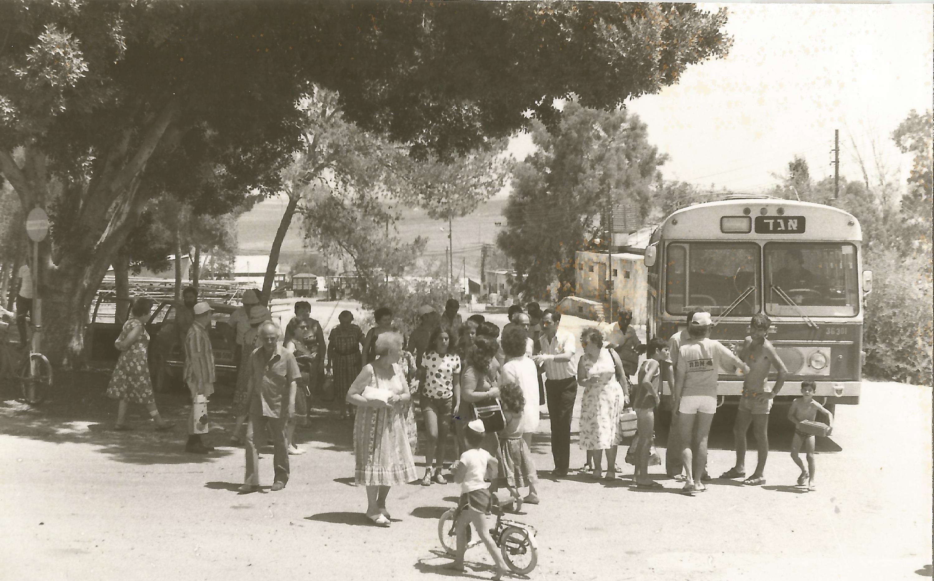 13332 -5.2.3.2.1 אורחים בקיבוץ לקראת הבחירות. אביב 81.jpg