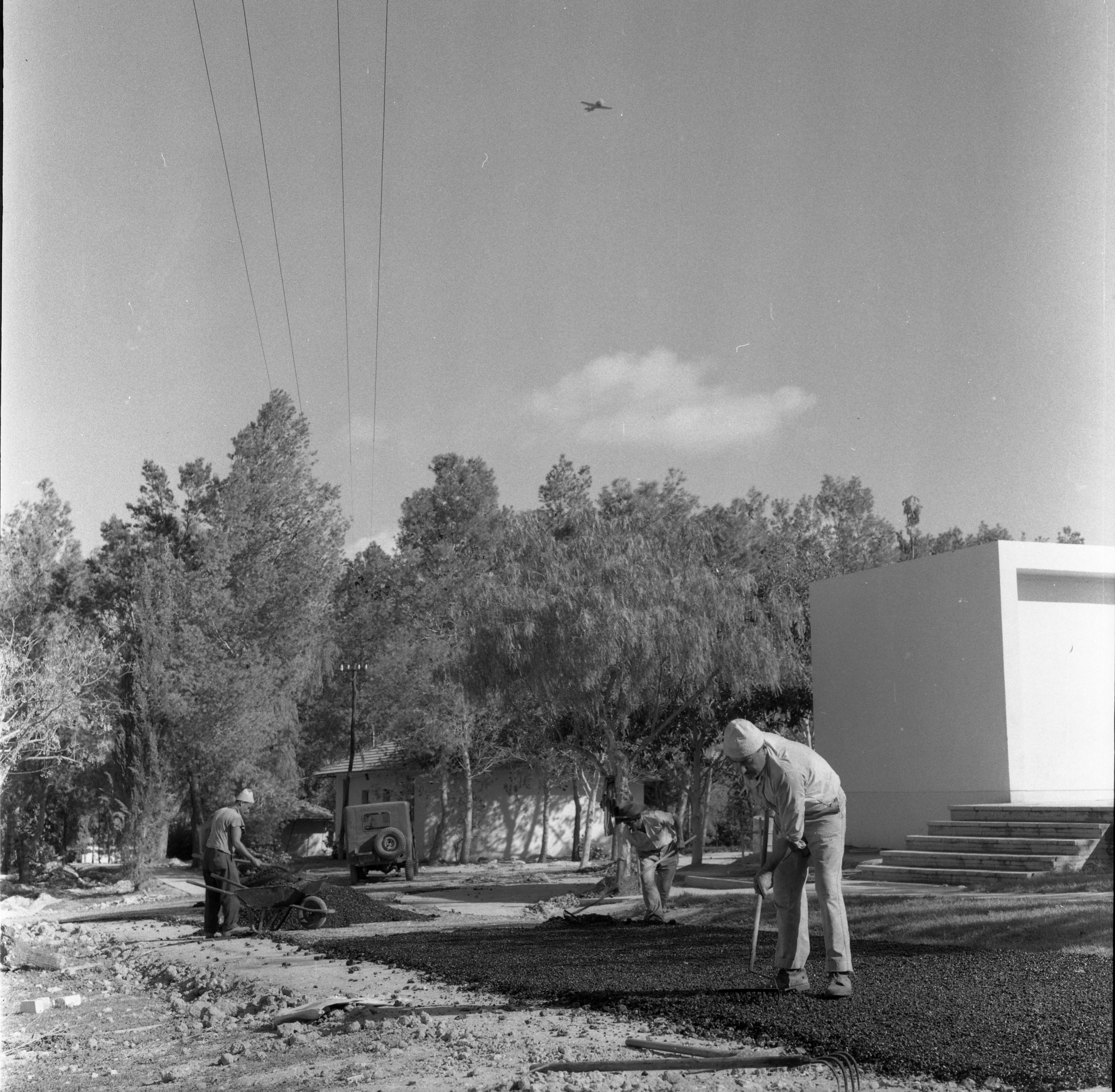  ליד חדר אוכל כפר מנחם; 1960