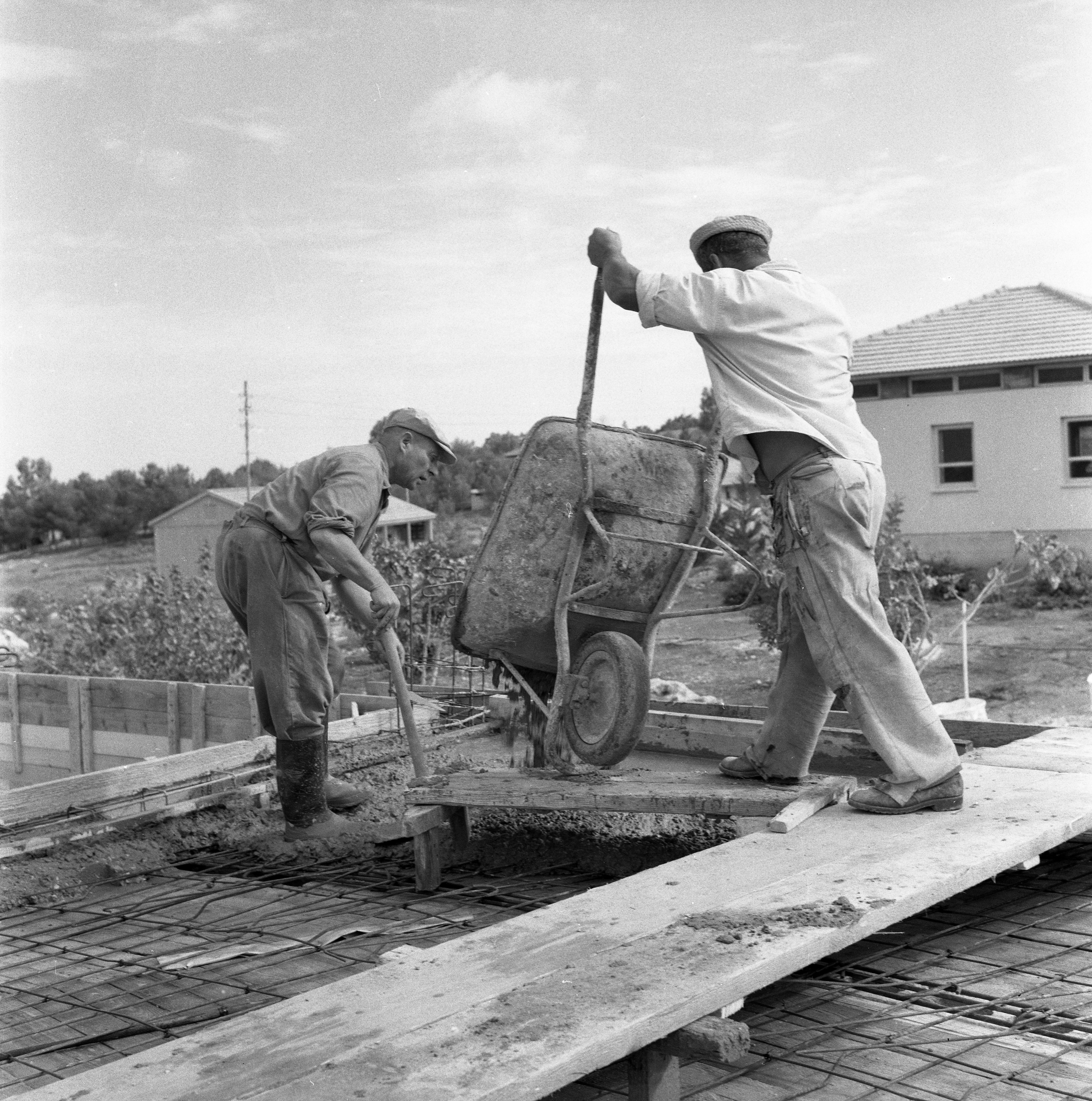  בנייה במוסד; 1960