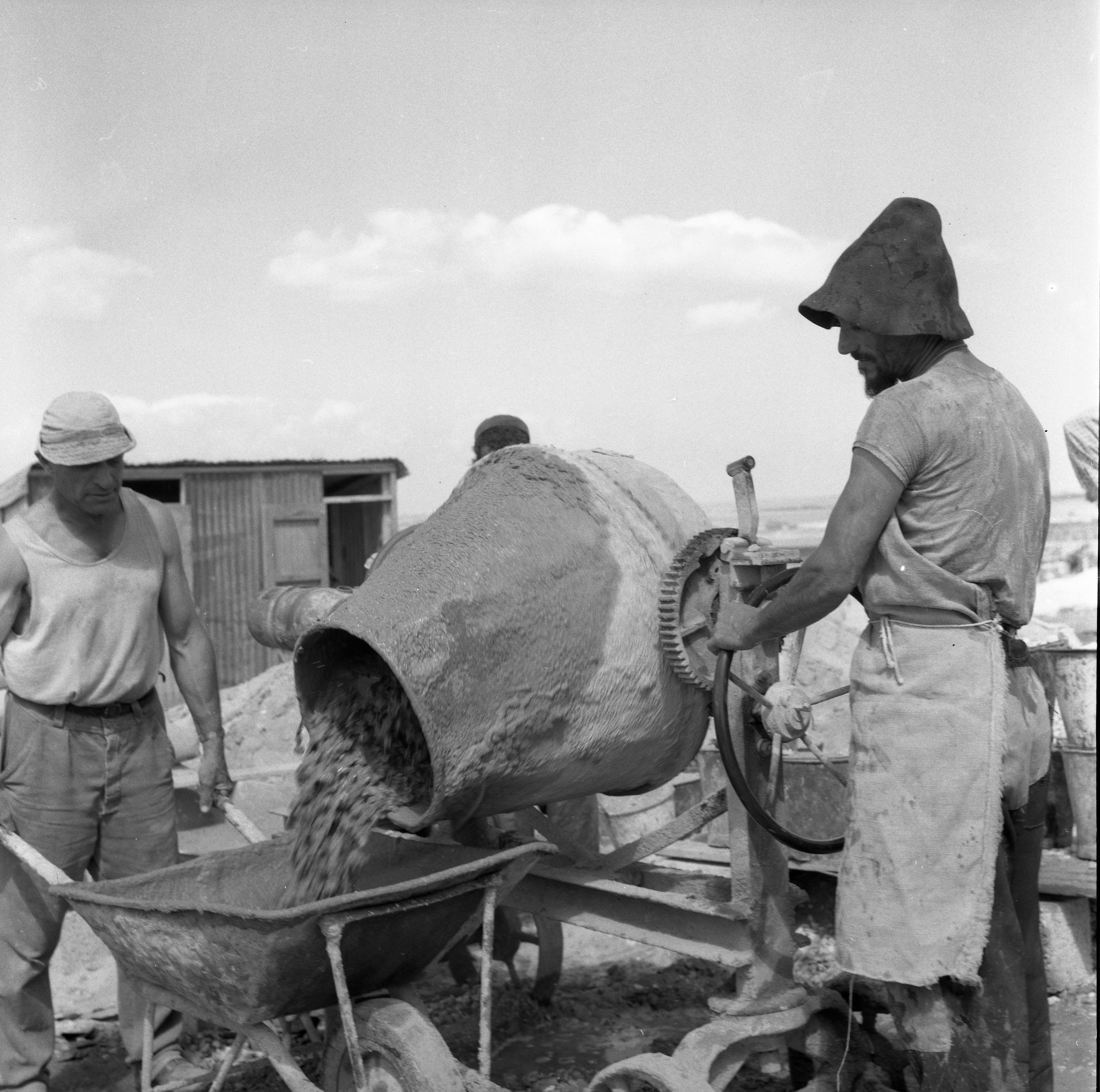  בנייה במוסד; 1960