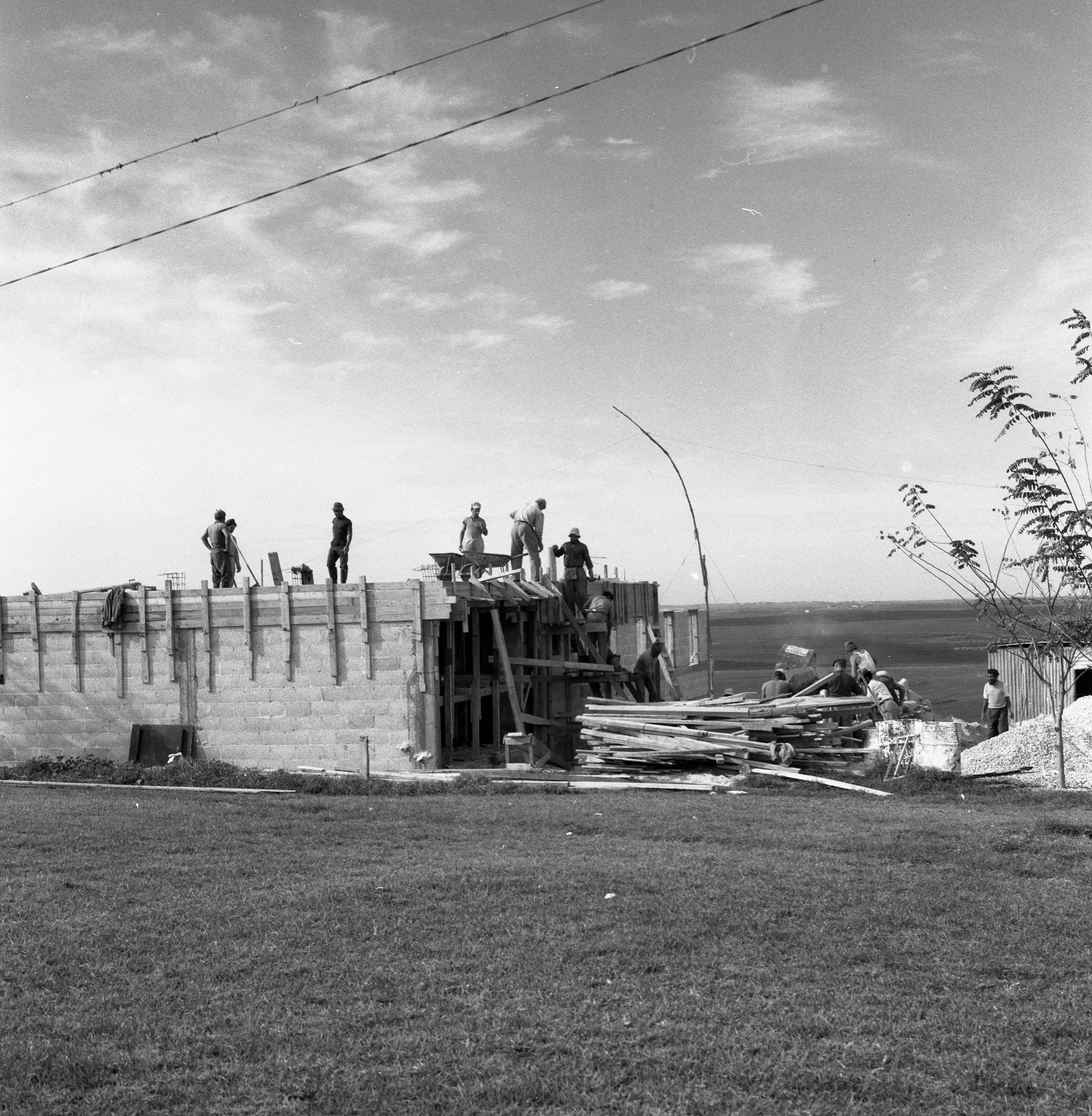  בנייה במוסד; 1960