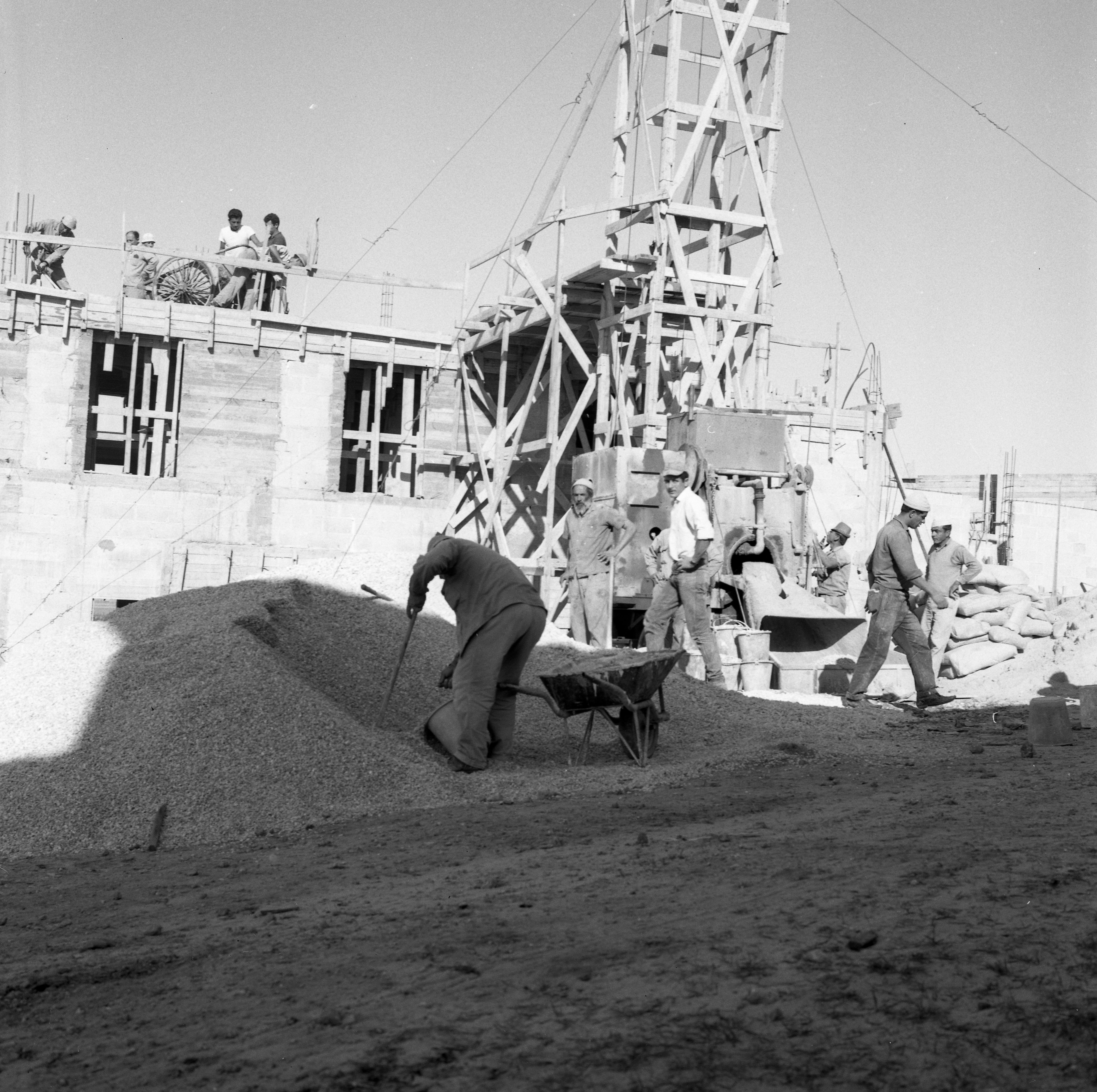  בניית בניין במוסד; 1965