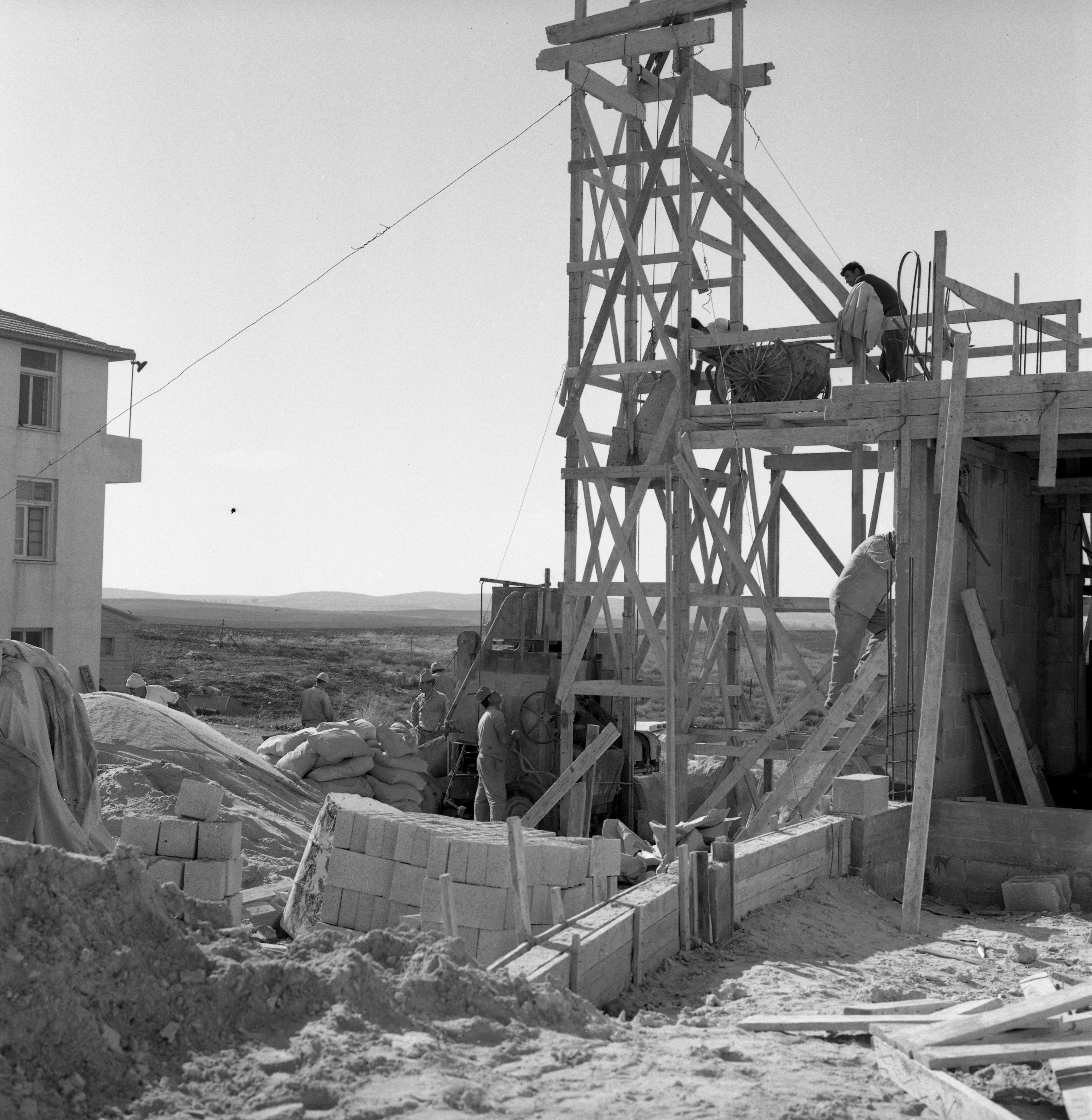  בניית בניין במוסד; 1965