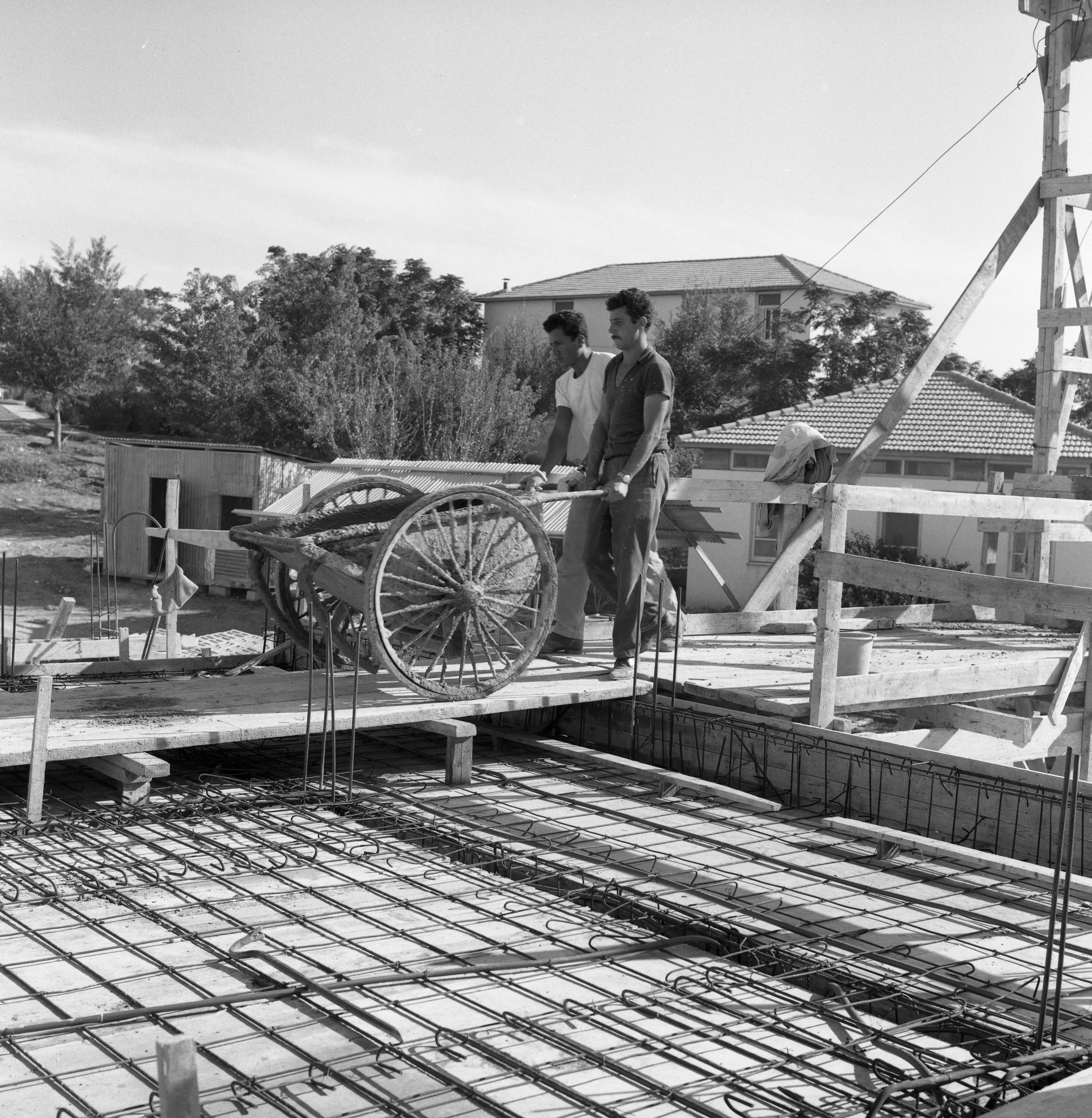  בניית בניין במוסד; 1965