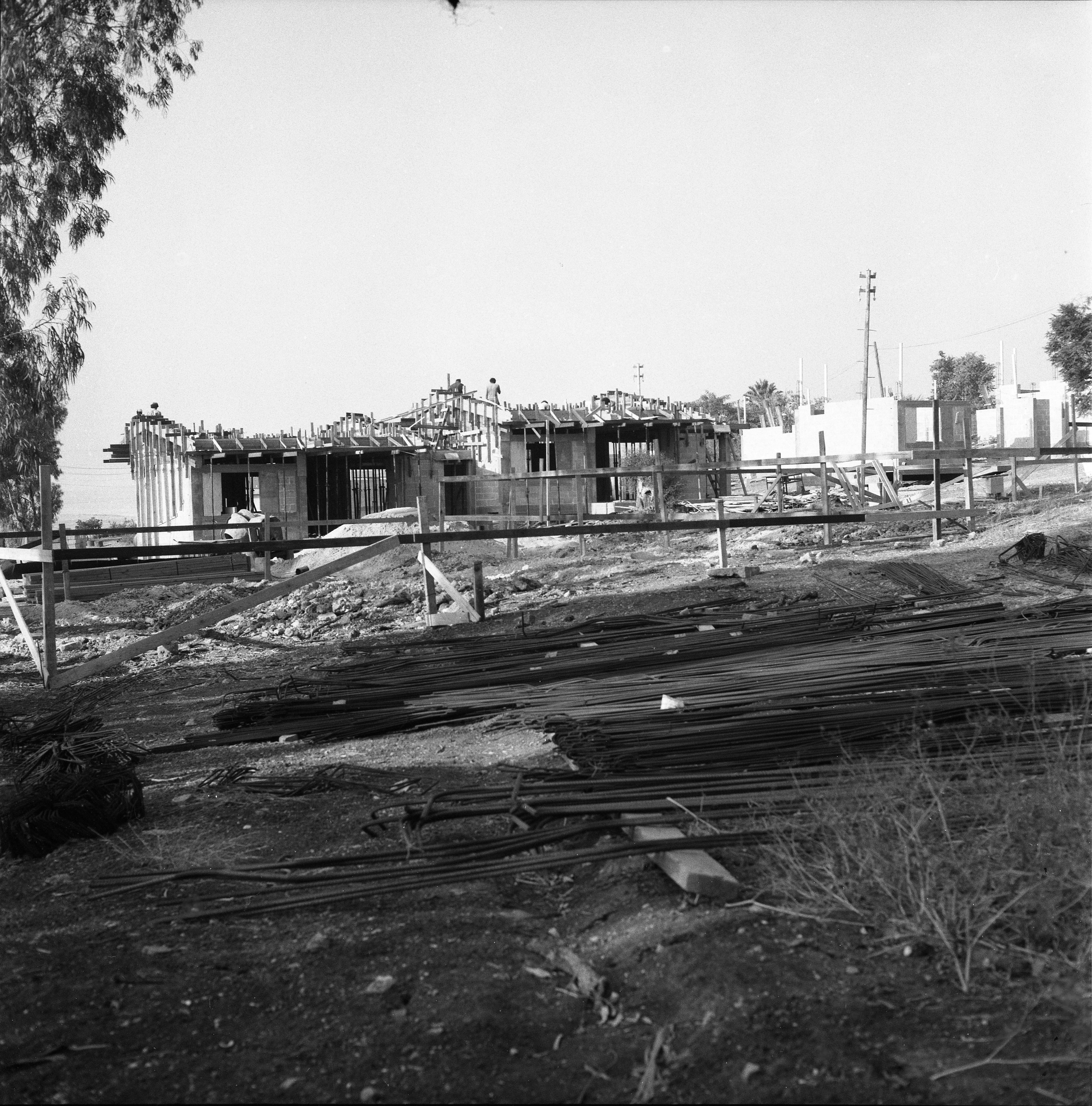  בנייה בכפר מנחם; 1981