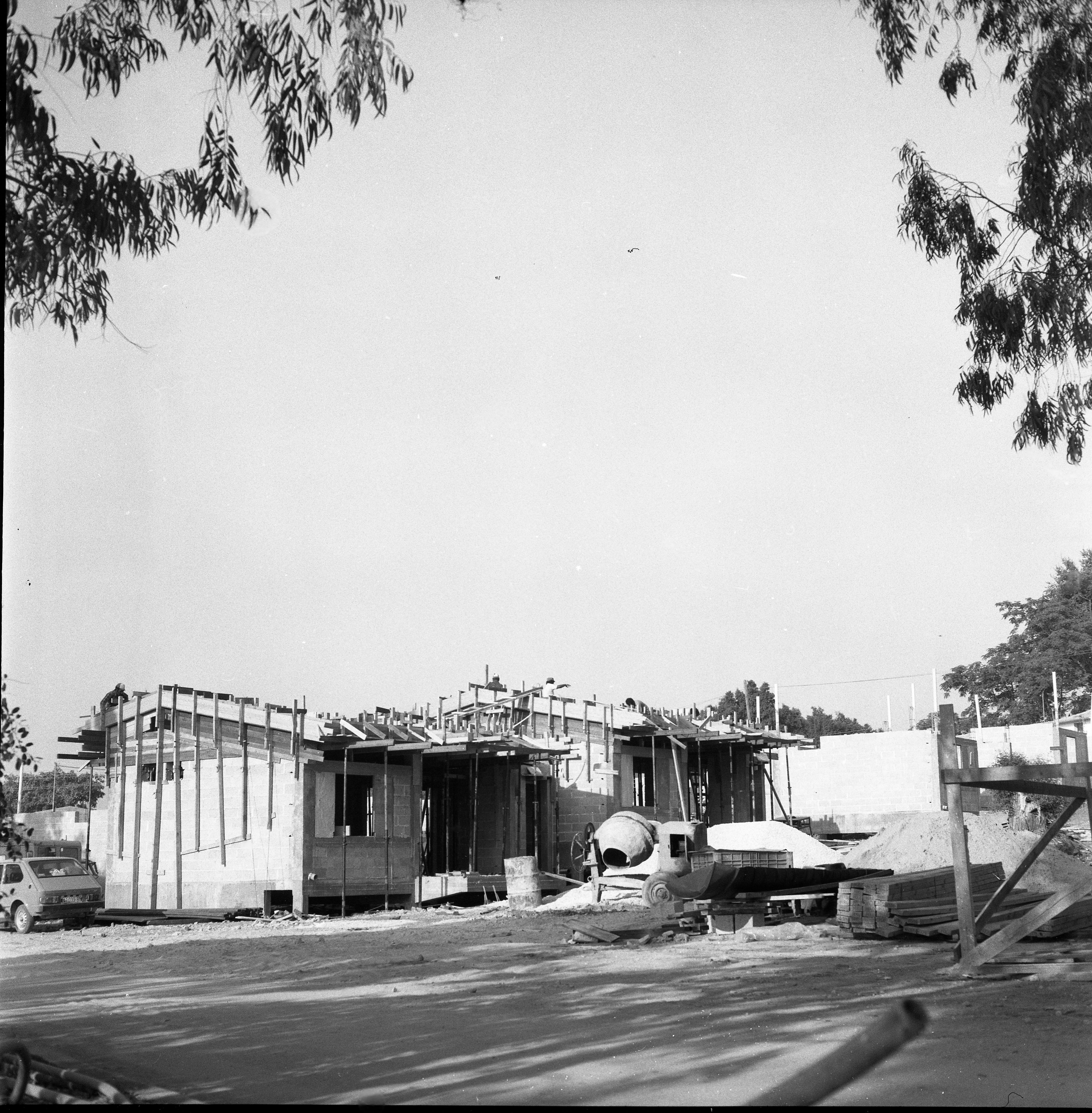  בנייה בכפר מנחם; 1981