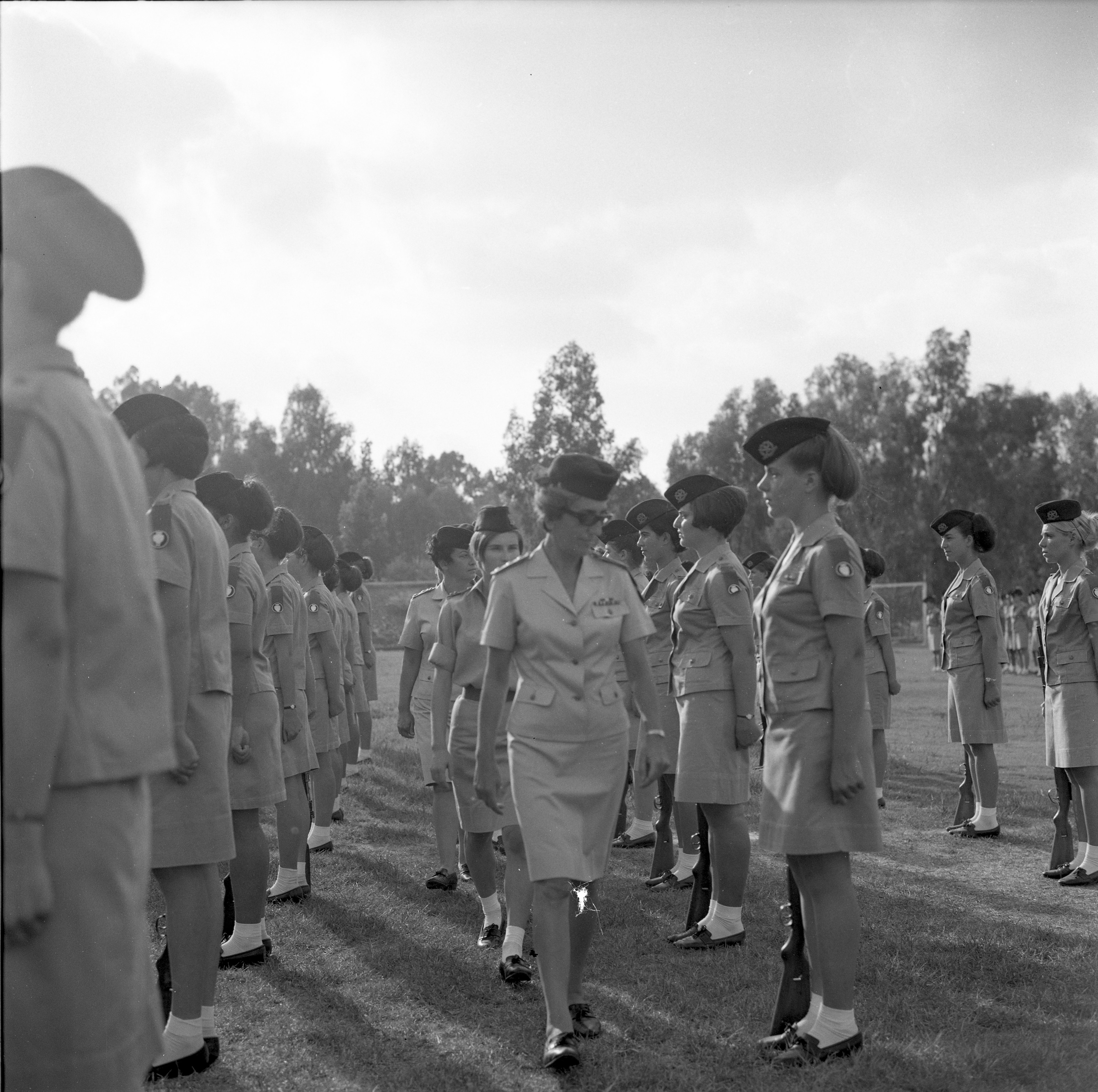  מסדר חיילות עם מפקדת חיל הנשים אל"מ סטלה לוי; 196