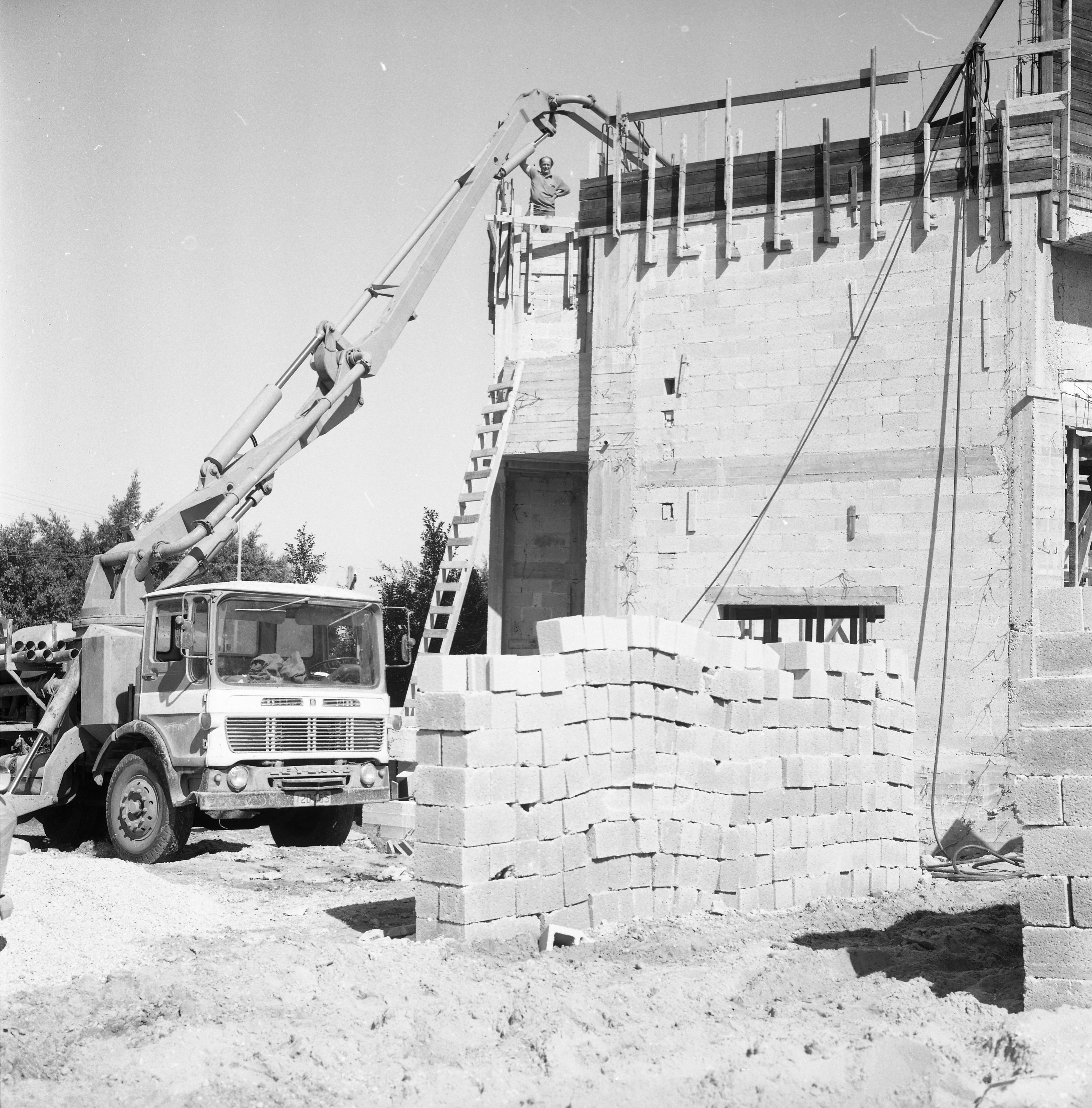  הקמת בית יד לבנים; 1974