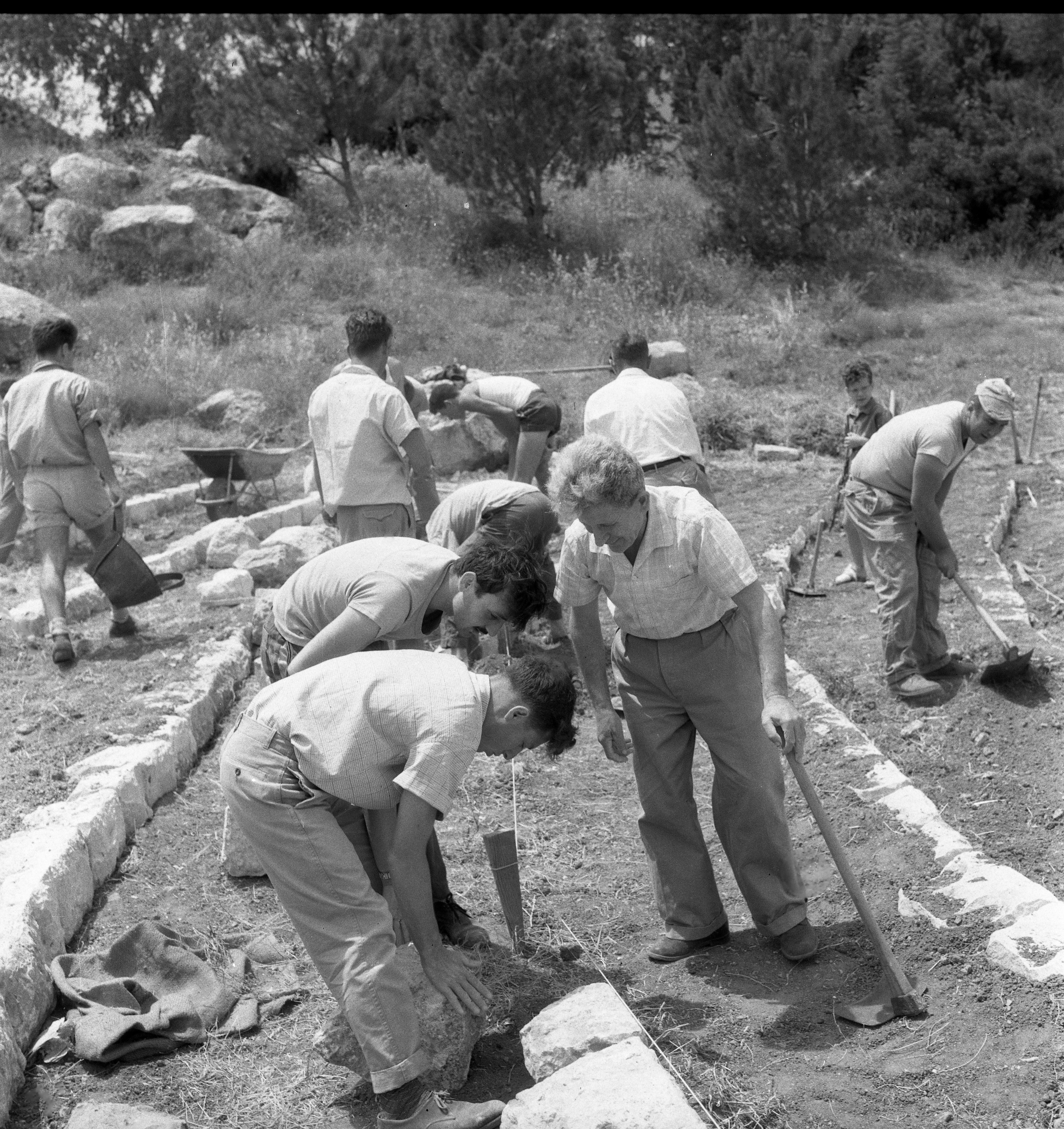  חברי החטיבה הצעירה בכפר מנחם גיוס להקמת אמפיתיאטר