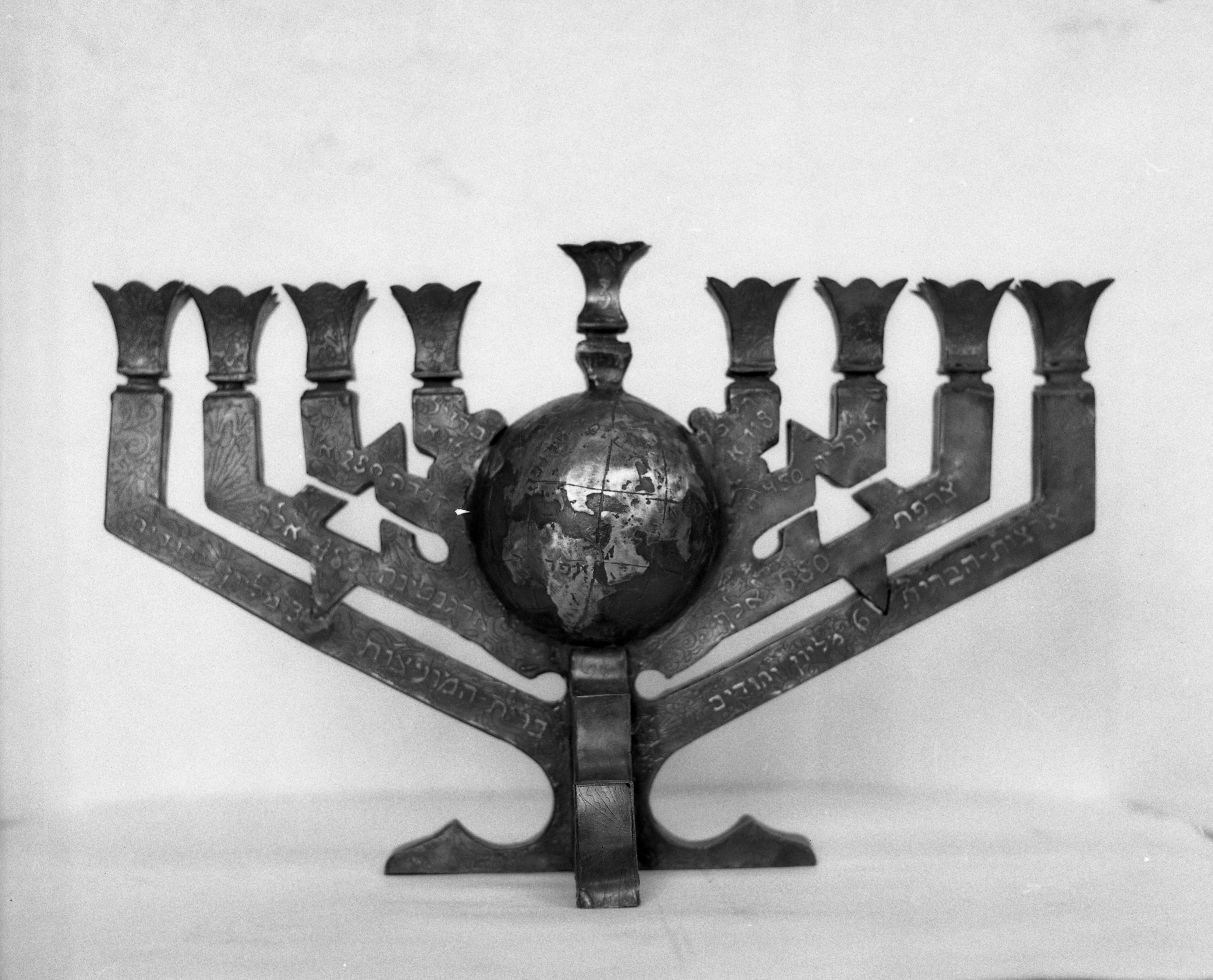  חנוכיות של מייריס (לזכרו של גברי); 1980