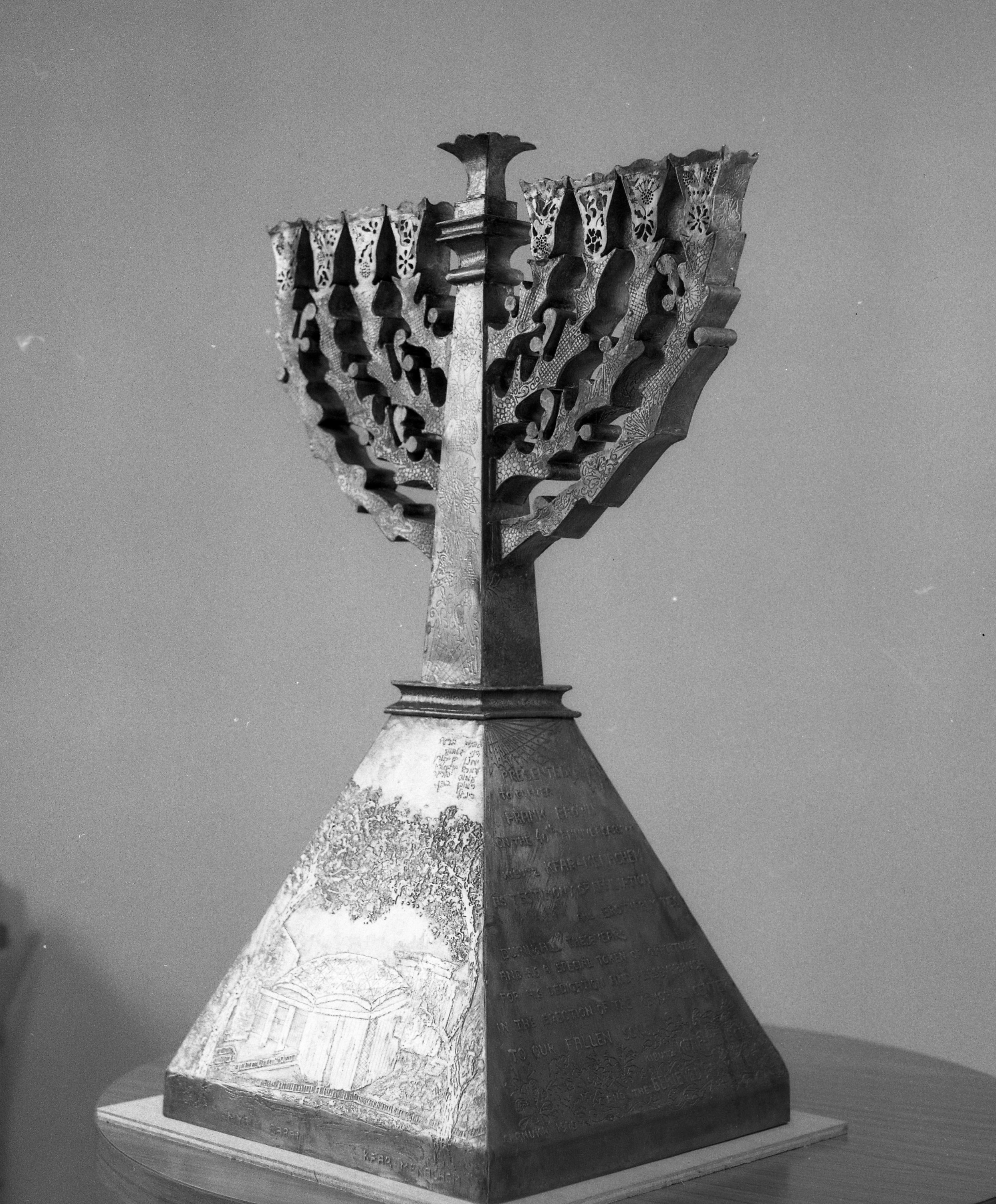  חנוכיות של מייריס (לזכרו של גברי); 1980