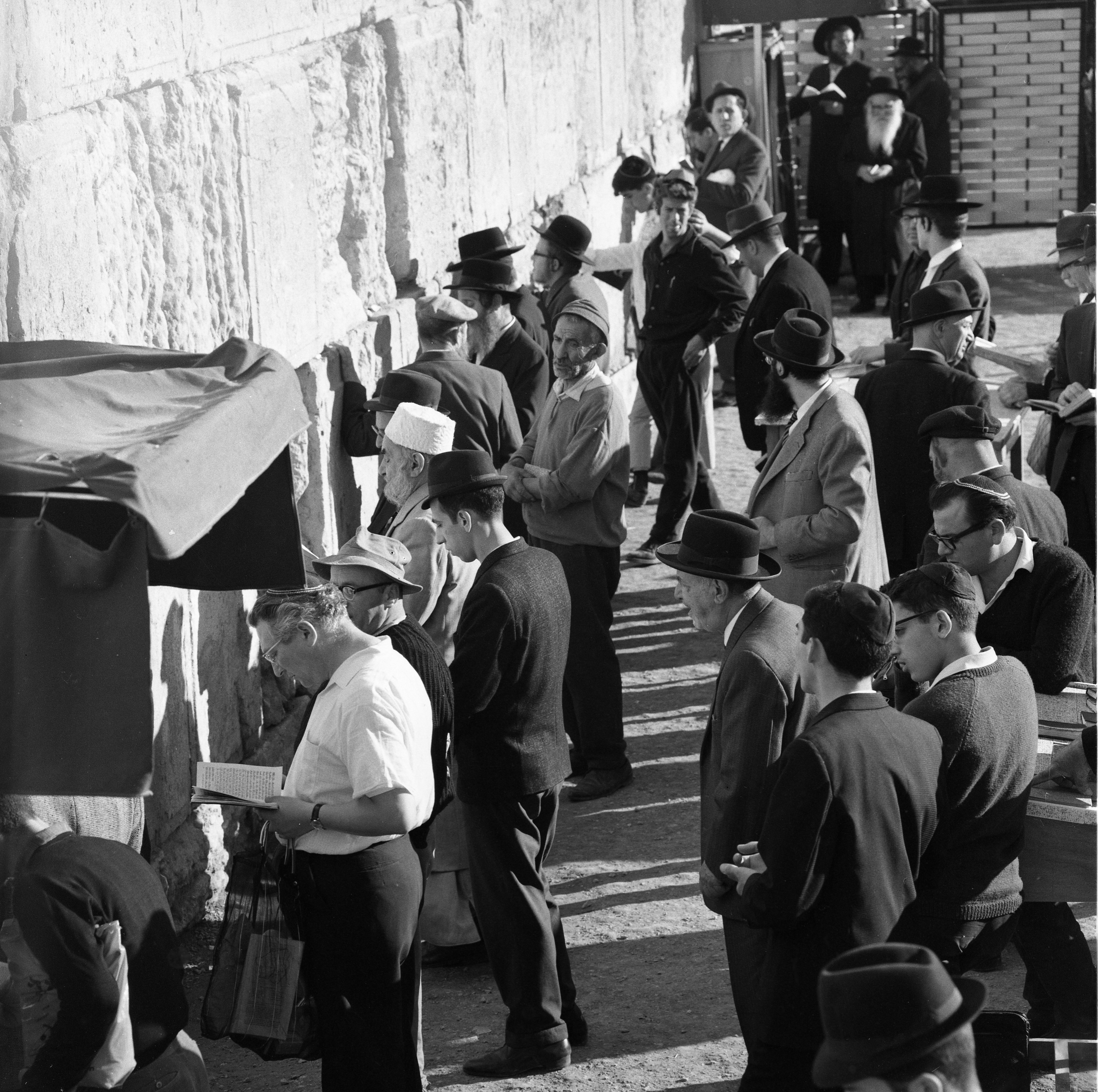  ירושלים יהודים בתפילה ליד הכותל המערבי; 1968