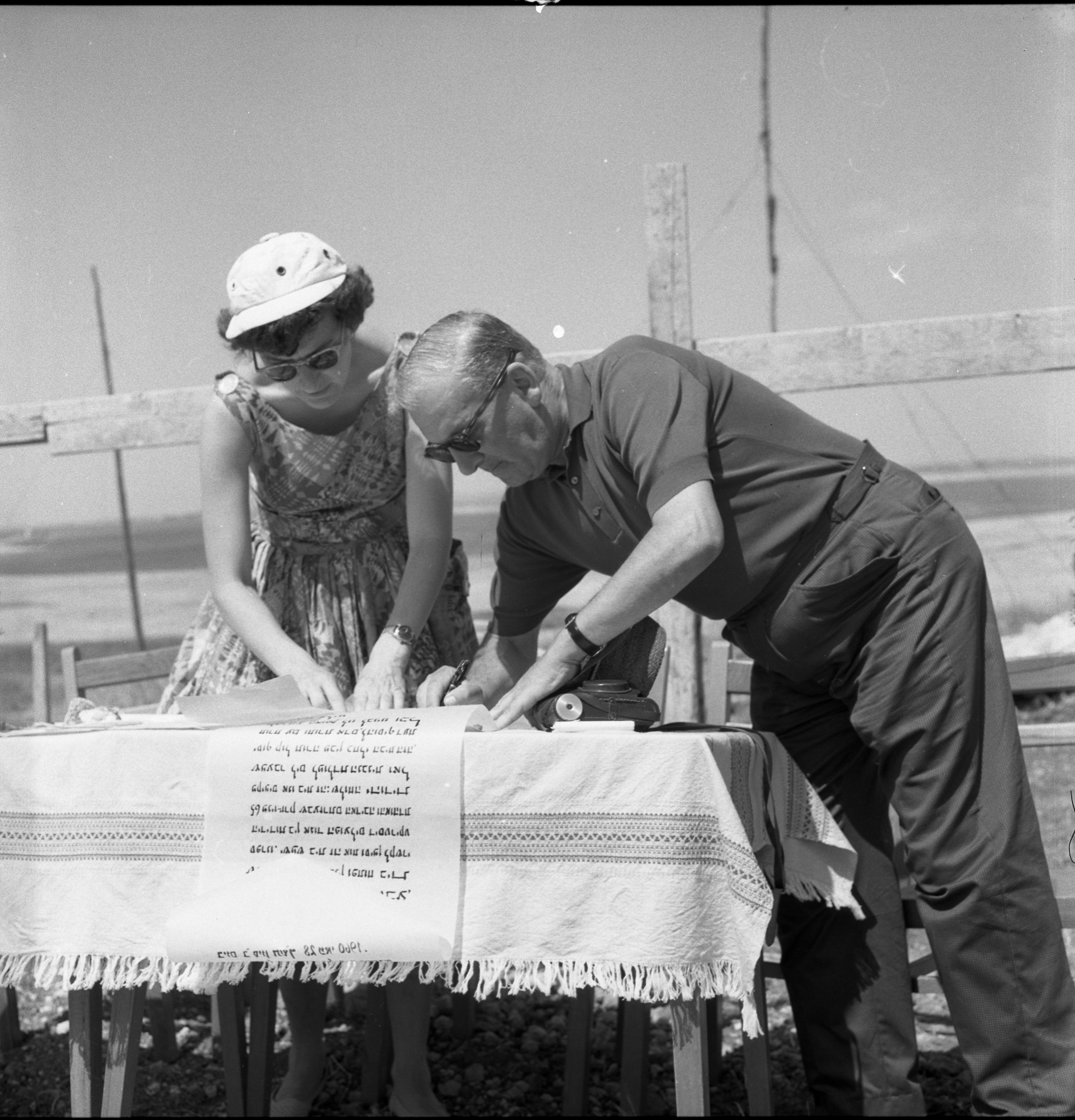  אילנה אליאב עם תורם. טקס הנחת אבן פינה לבית מעבדה