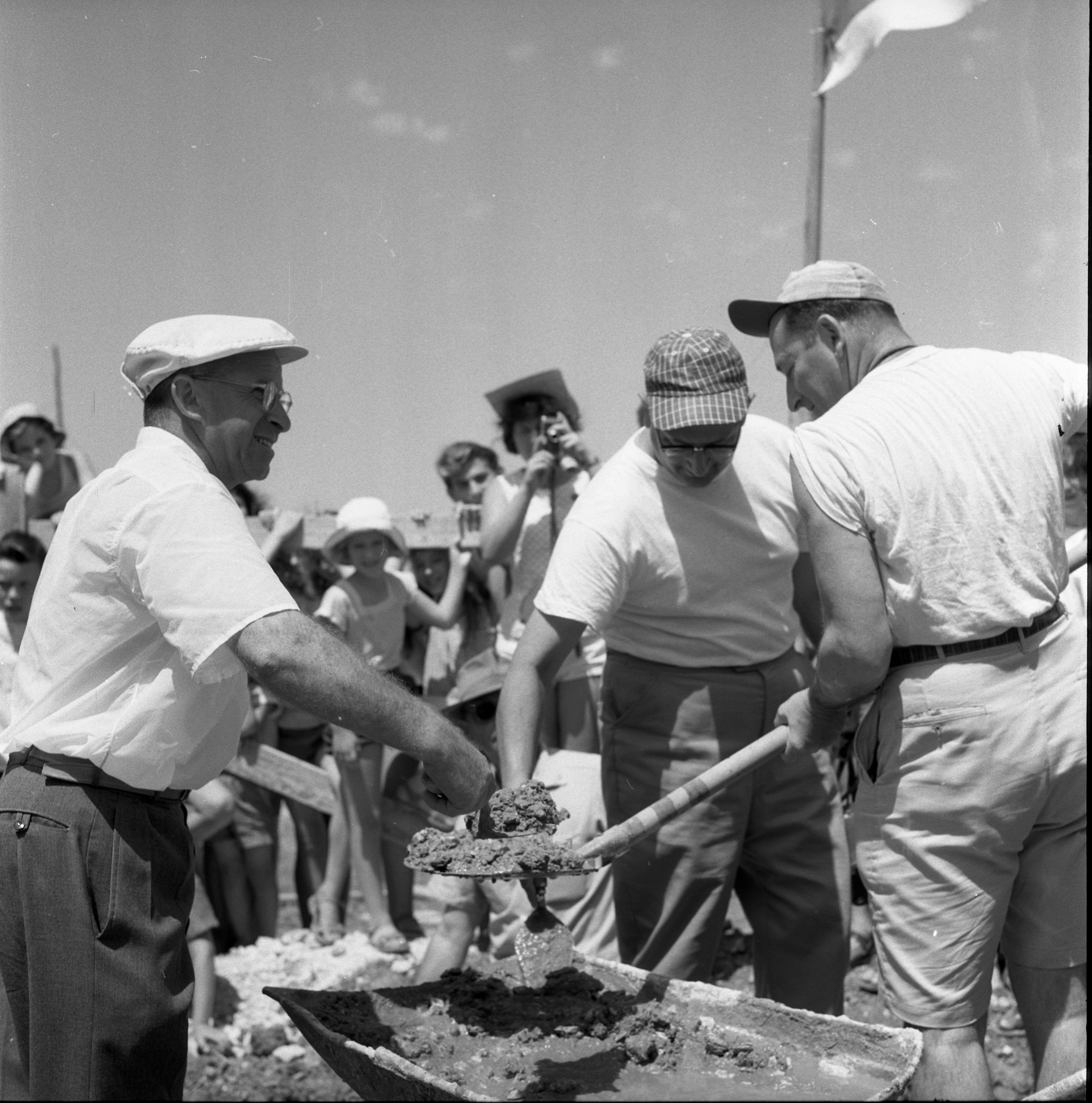  טקס הנחת אבן פינה לבית מעבדה בבית הספר בכפר מנחם,