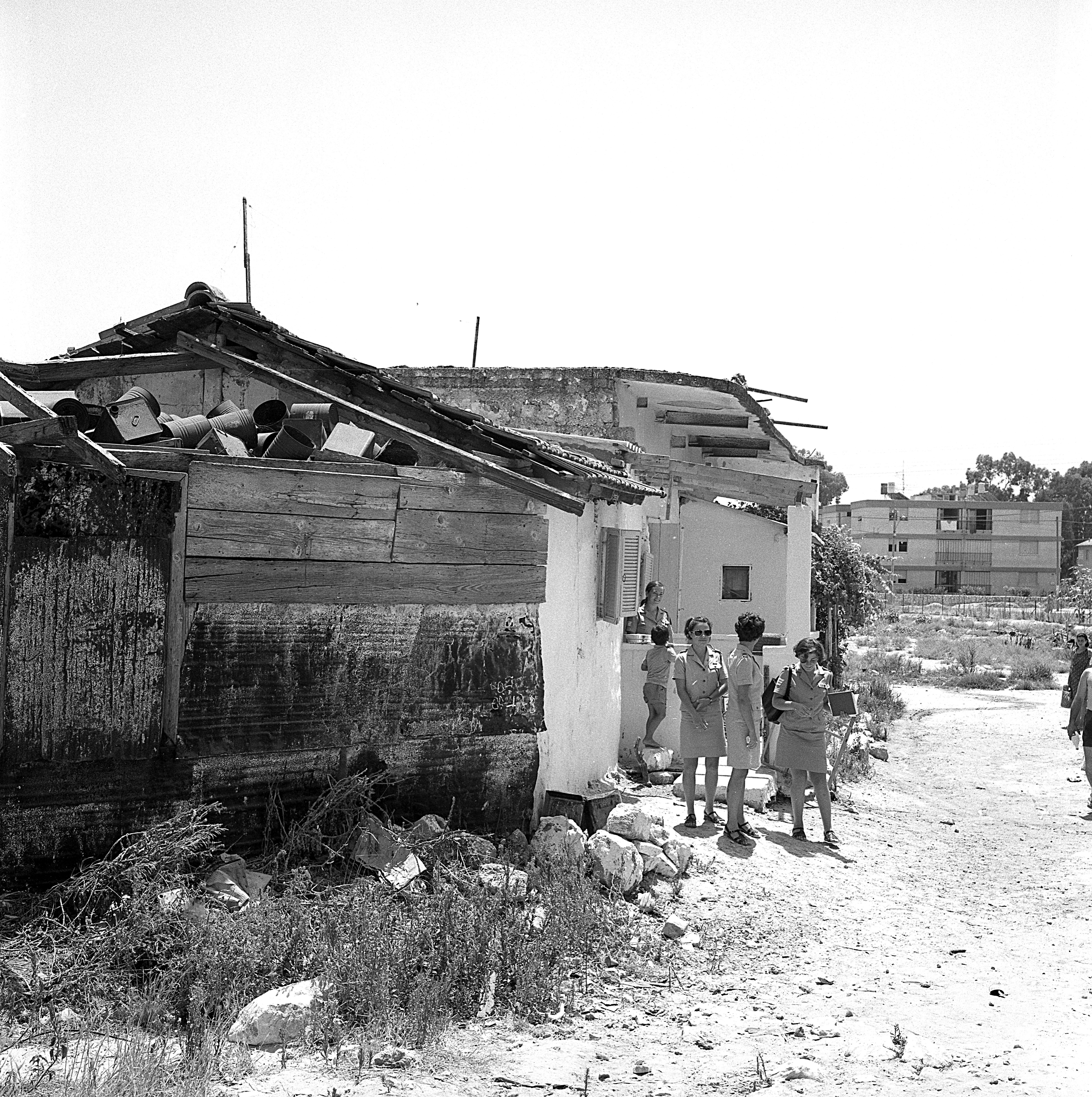  מורה חיילת ; 1968