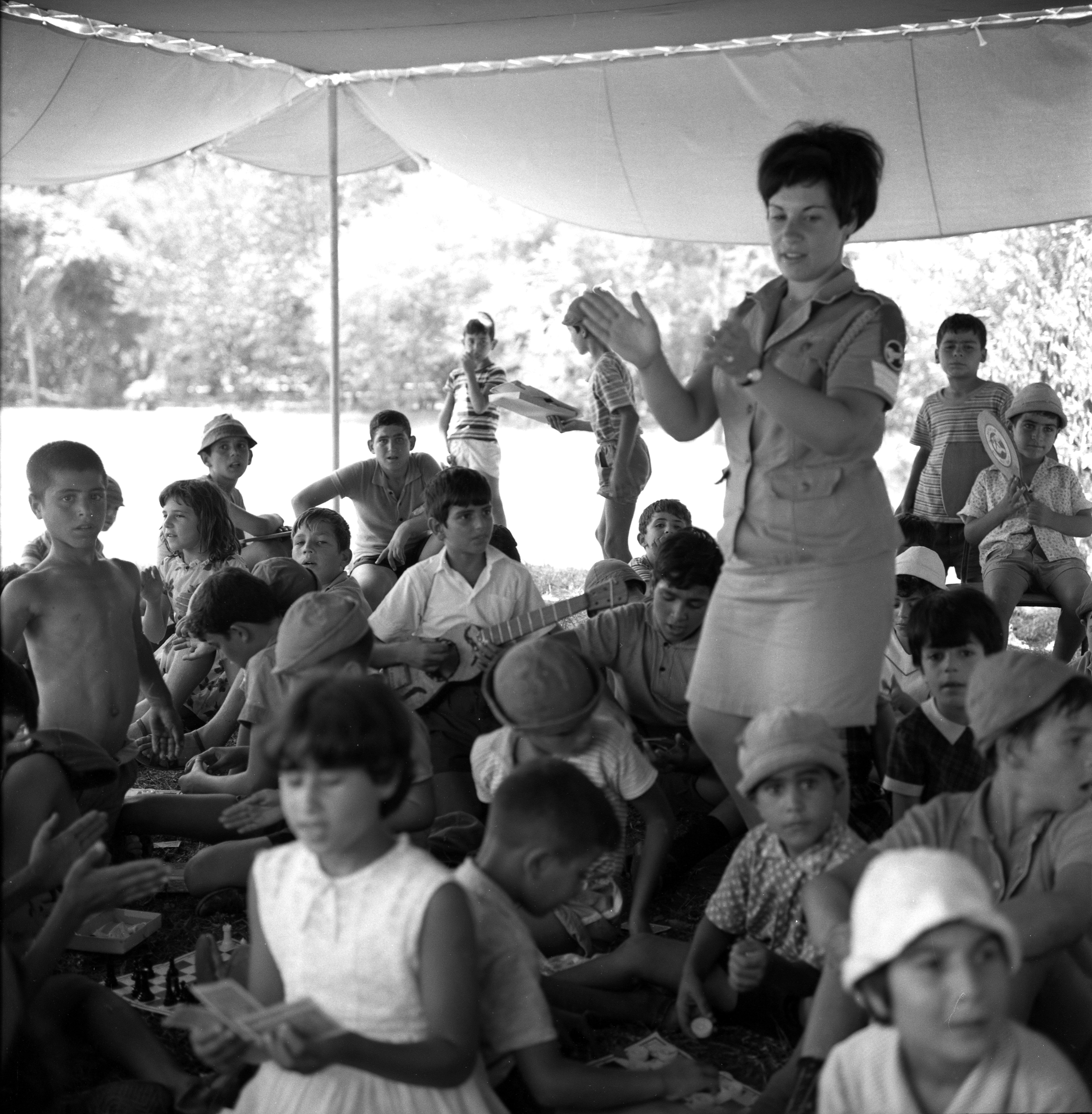  מורה חיילת ; 1968