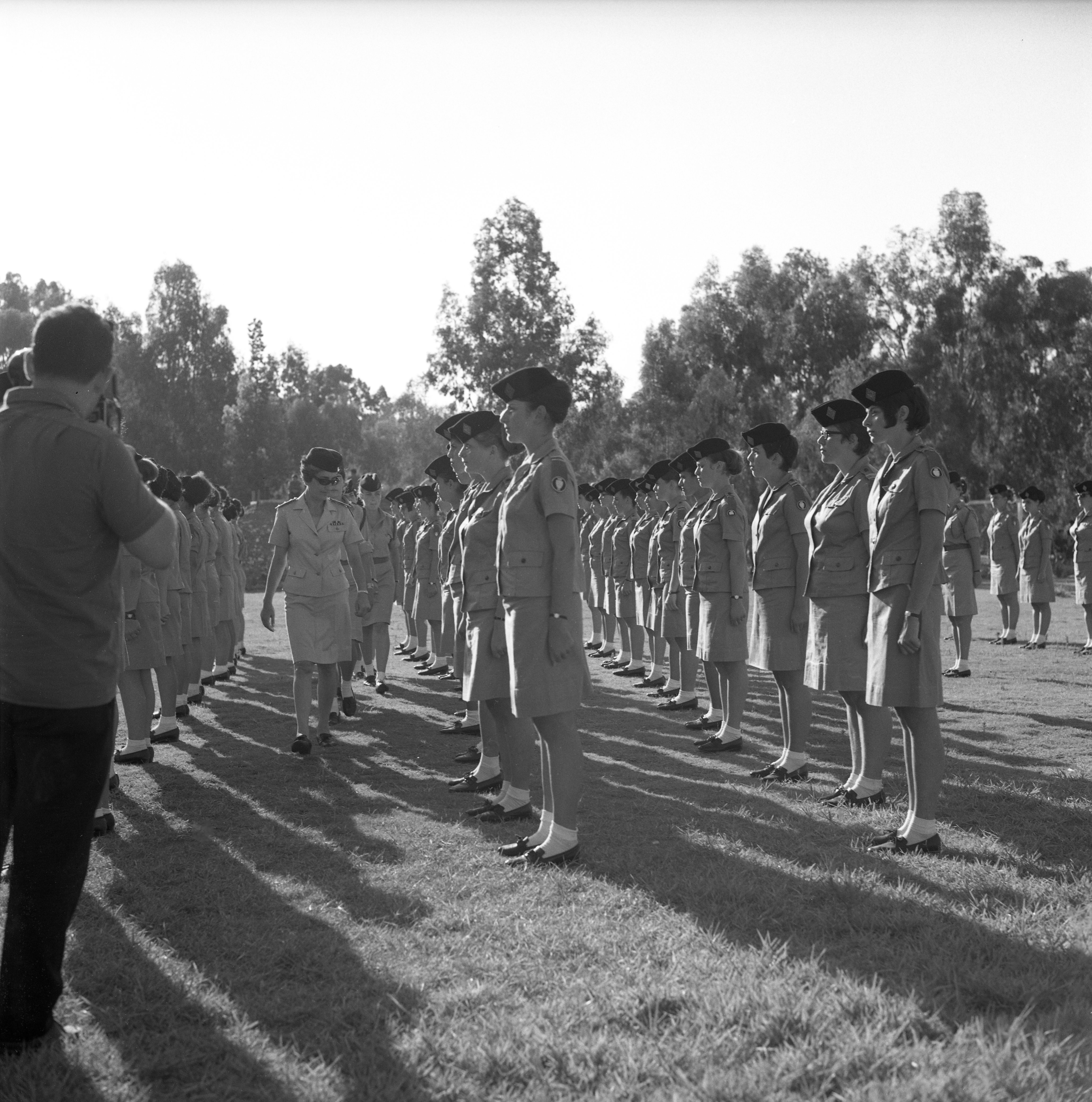  מסדר חיילות סיום טירונות עם מפקדת חיל הנשים אל"מ 