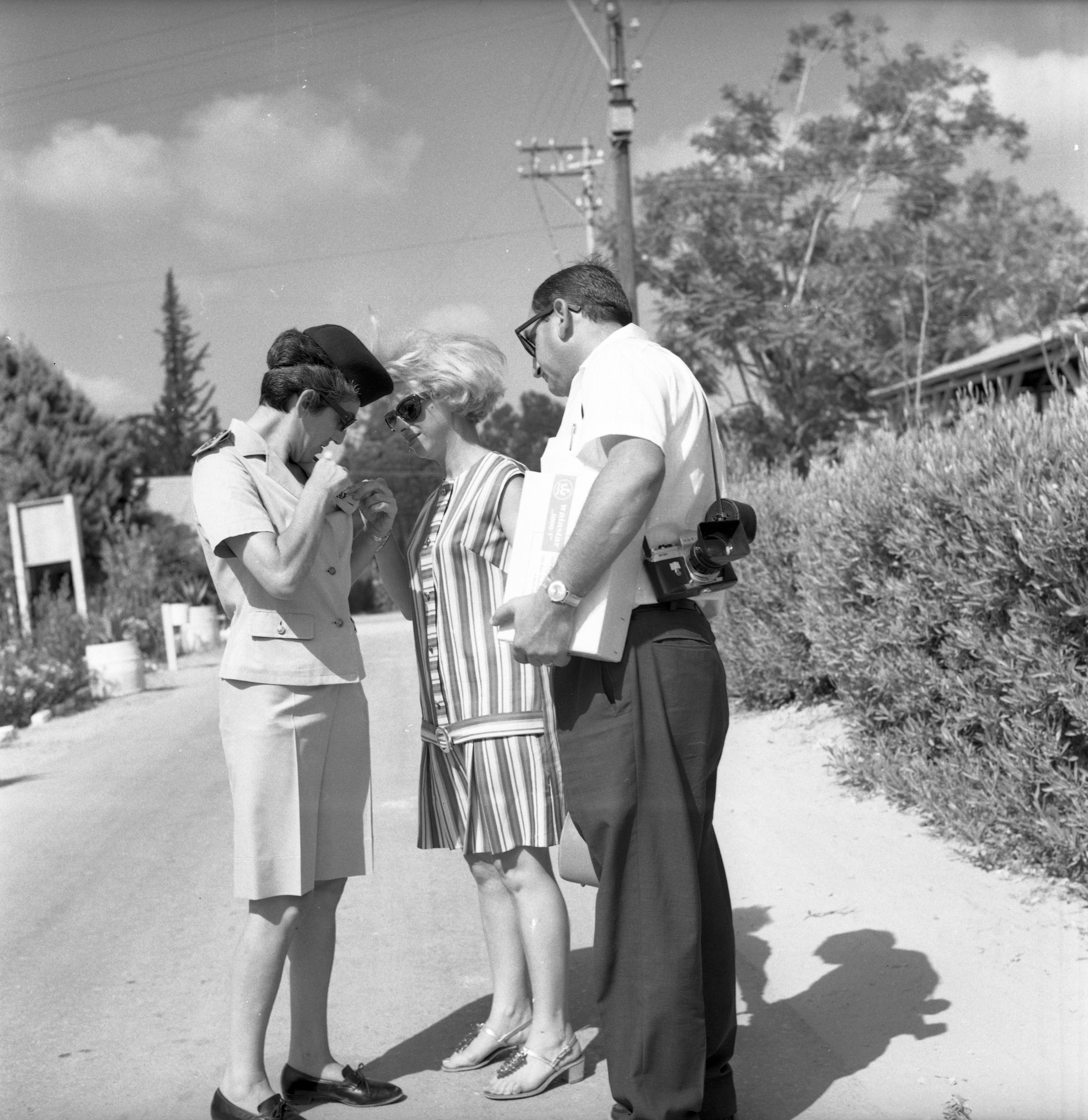  ח"ן, סיום טירונות, אל"מ סטלה לוי עם הורים; 1968