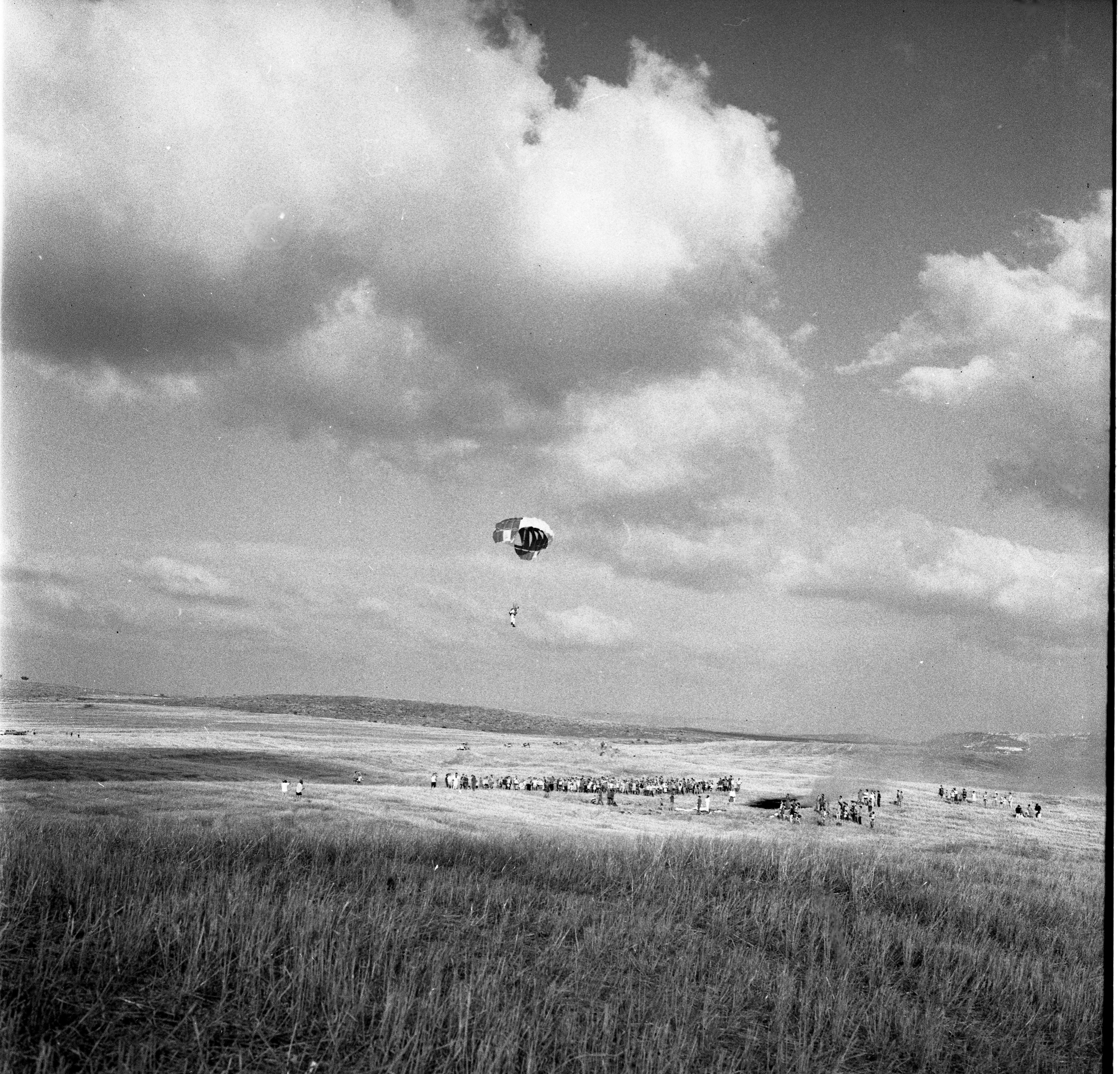  מפגן צניחה בשדות כפר מנחם; 1968