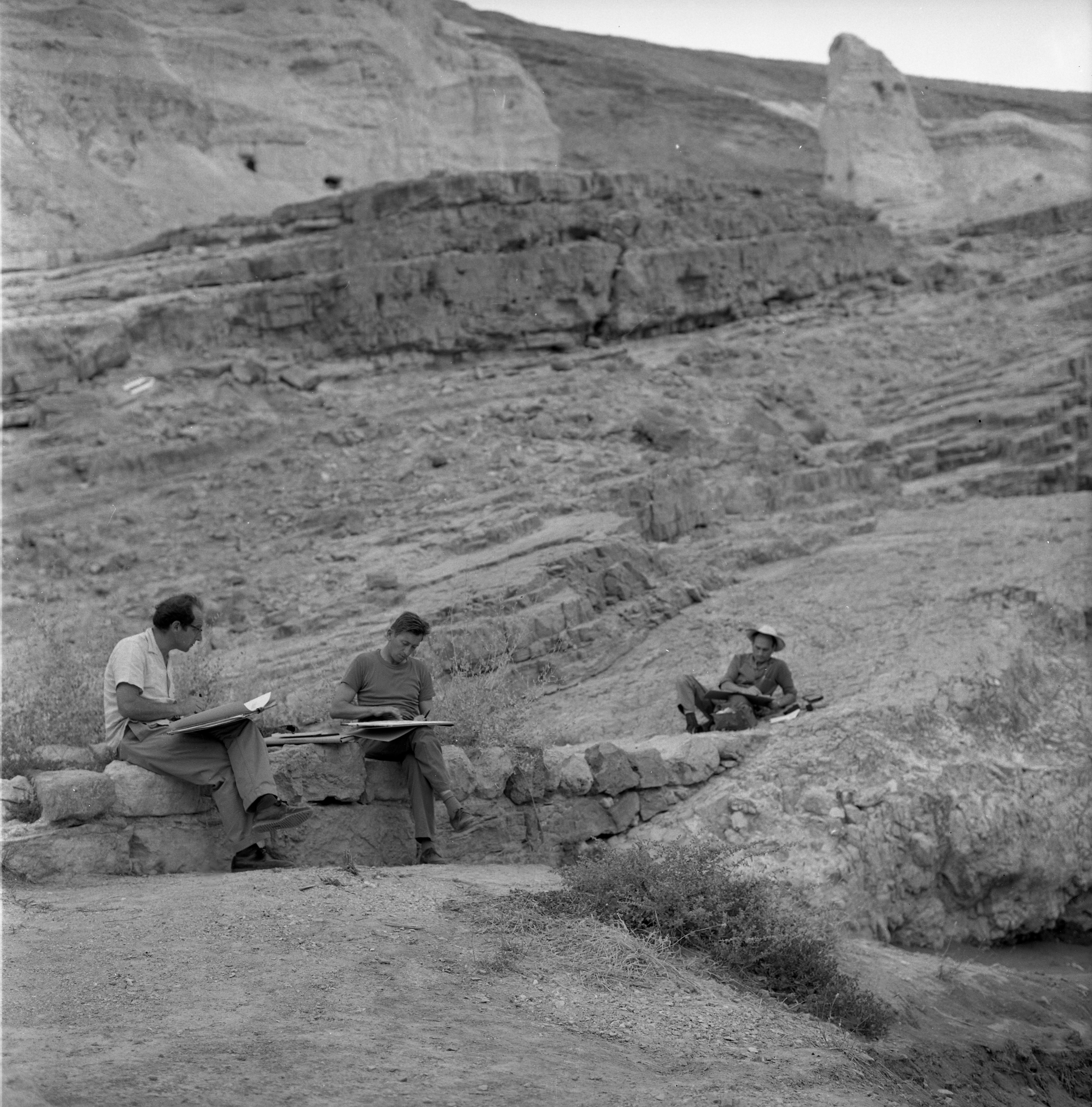  עם ציירי הקבה"א, מימין אריה סרטני ; 1964