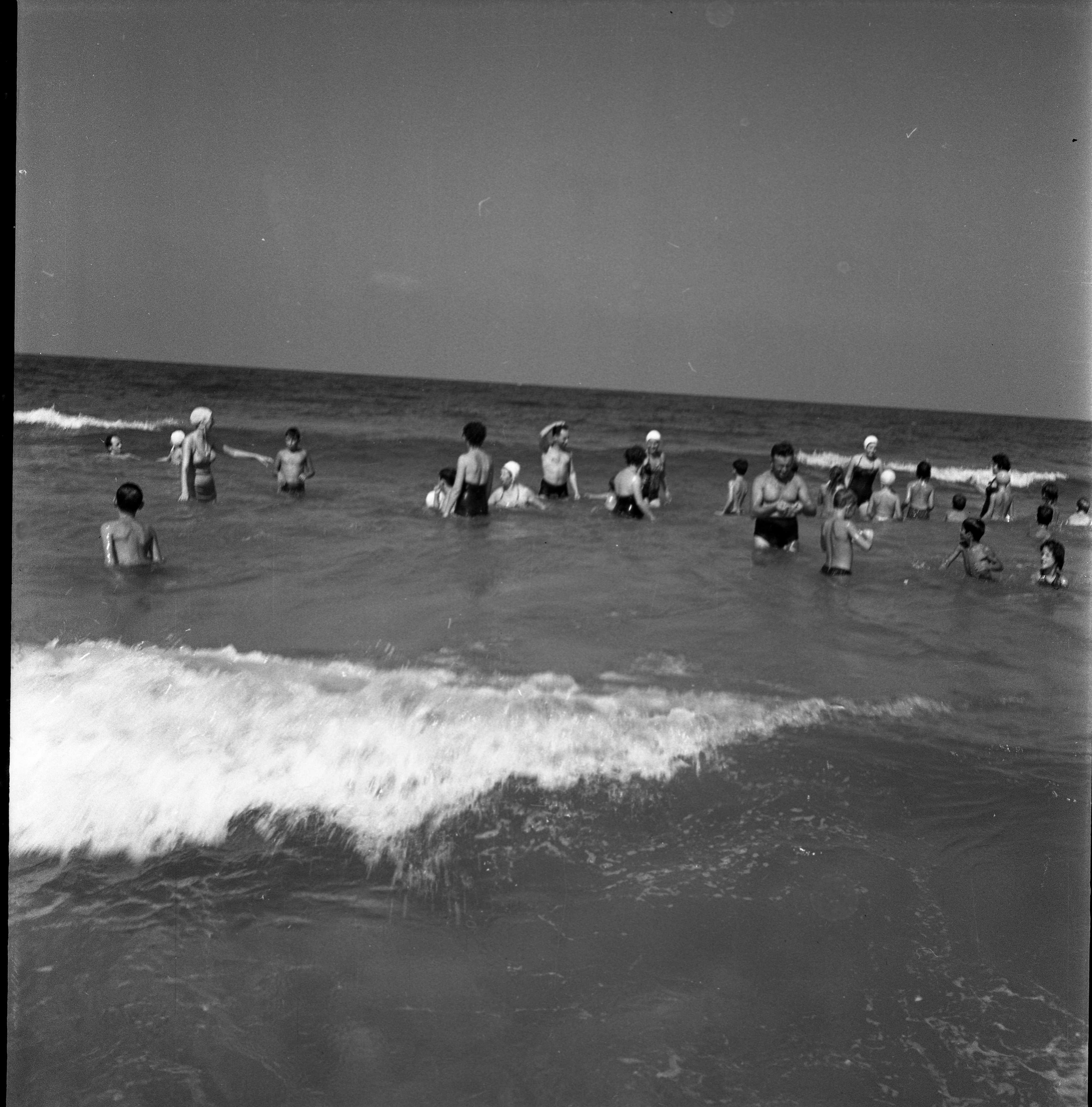  קייטנת ילדי כפר מנחם בחוף בת ים; 1957