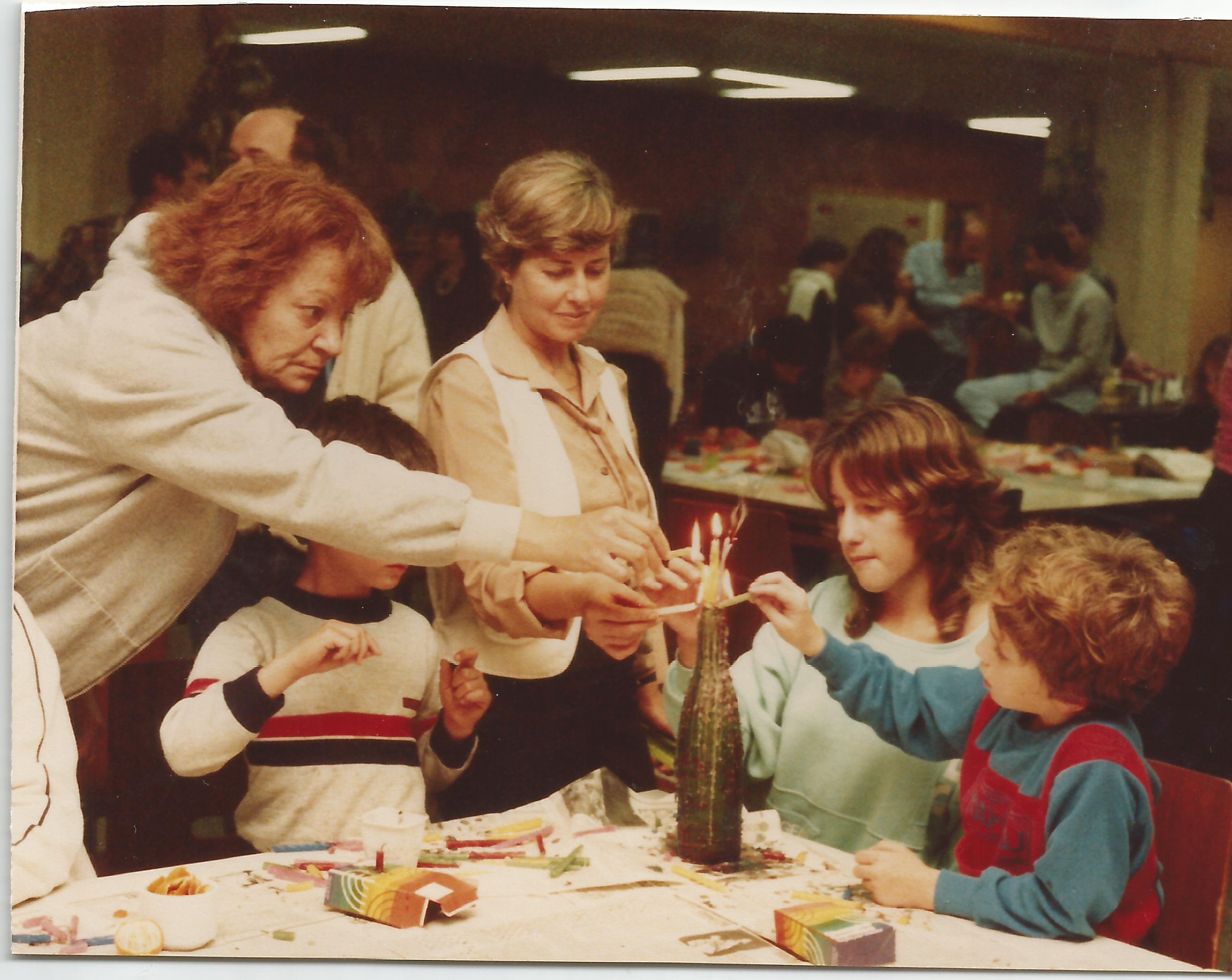 27771 - 3.3.2.7 ערב משימות חנוכה תשמו, 1986. רות כהנים, מיכל סלע.jpg