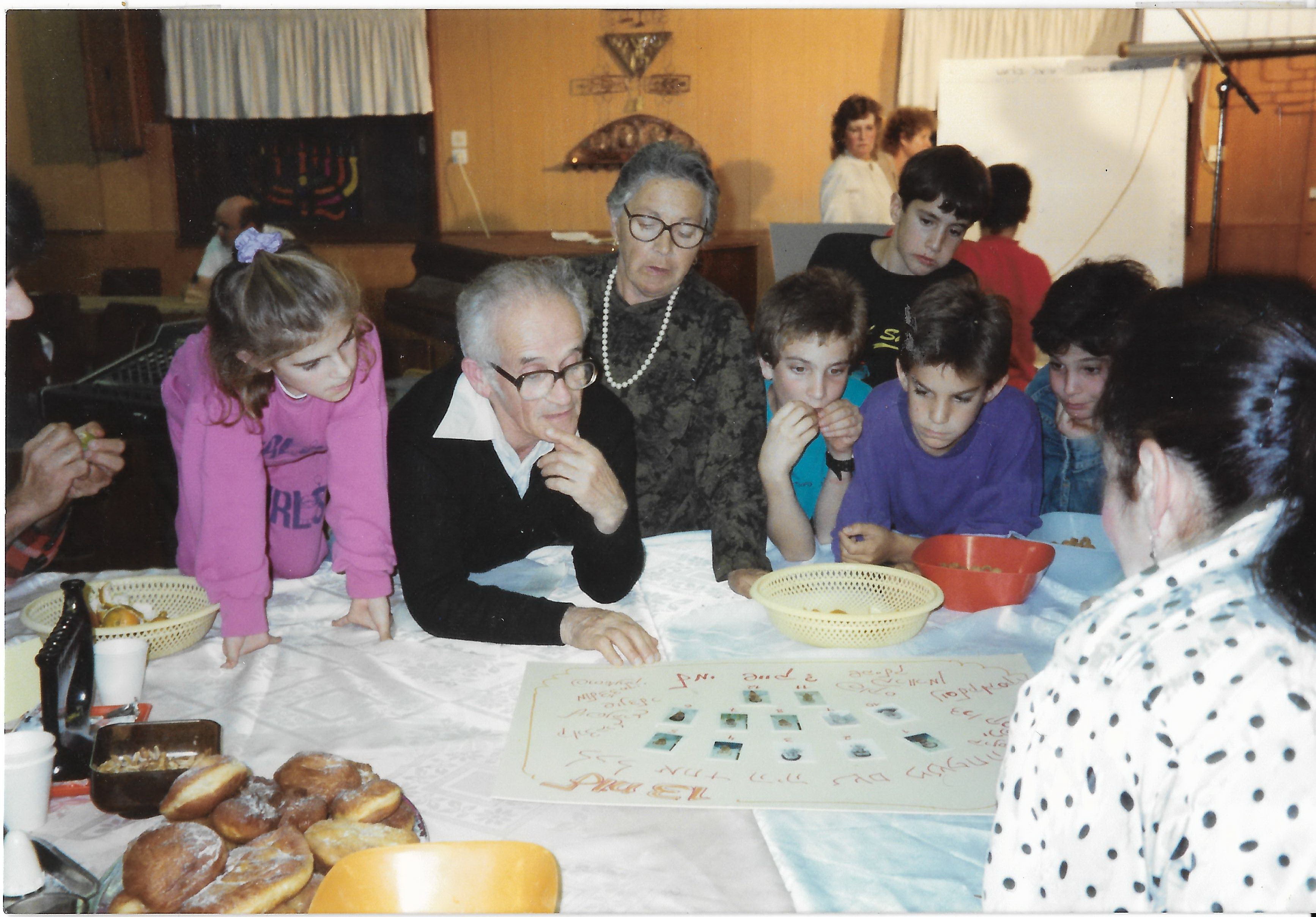 27796 - 3.3.3.20 מסיבת חנוכה 1991 שמעון ורחל קורנגוט.jpg