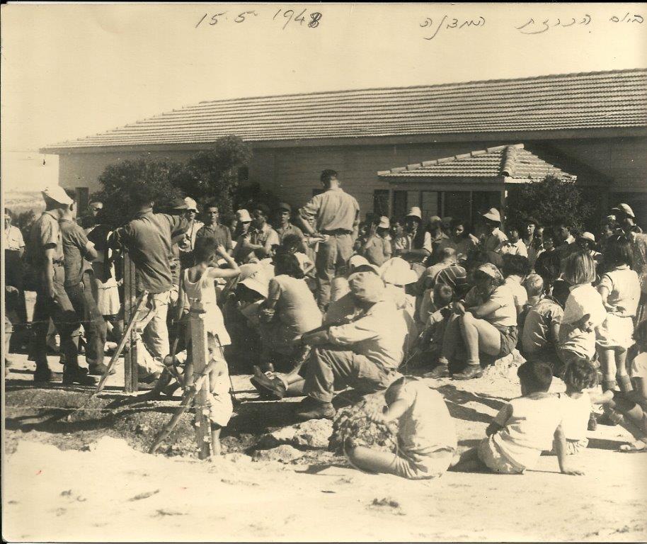 30276 - ליד חדר האוכל ביום הכרזת המדינה.jpg