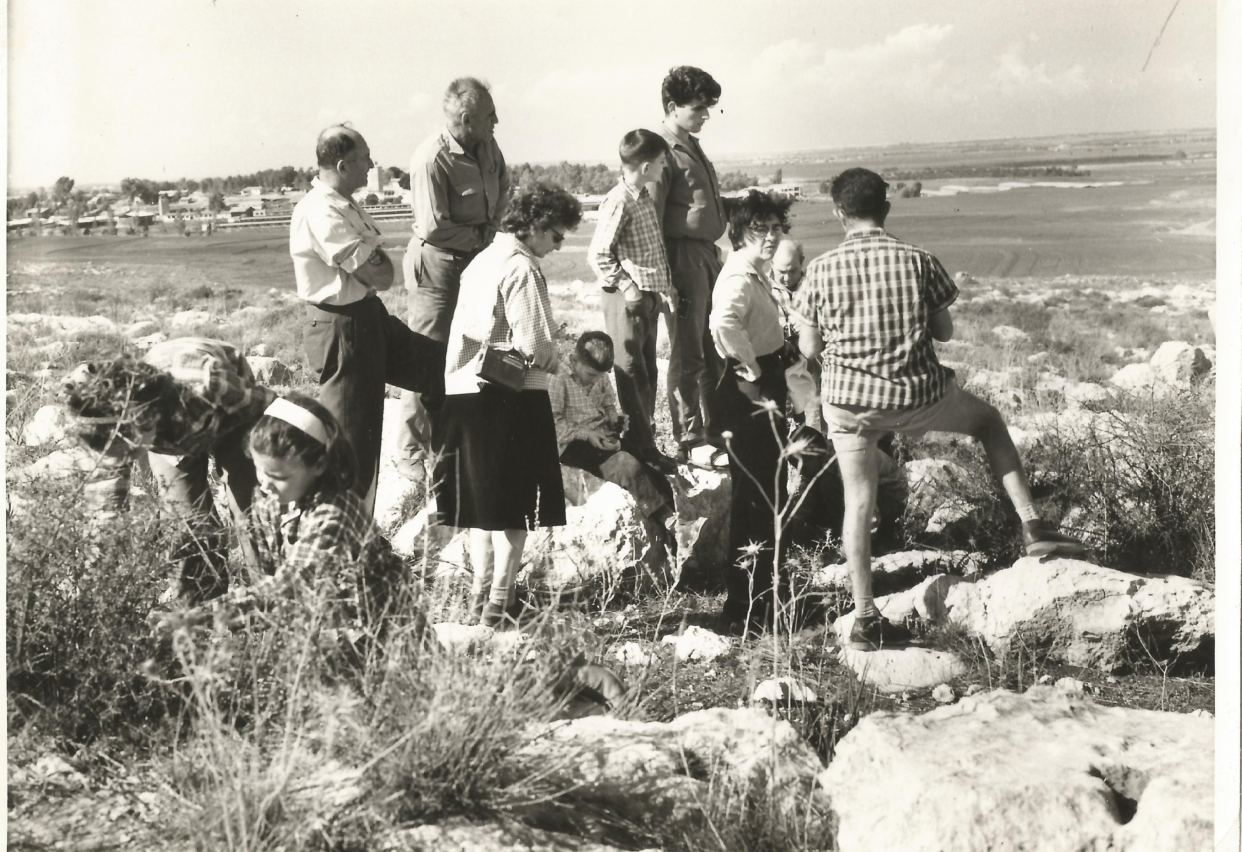 34858 - 4.1.3.20 פרלמוטר. על גבעות הקיבוץ.jpg