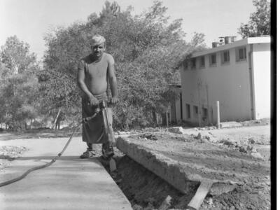  ליד המקלחת הציבורית כפר מנחם; 1960