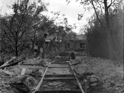  יציקת מדרכה כפר מנחם; 1960