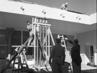  תמיכת הגג בחצר חדר- האוכל; 1959?