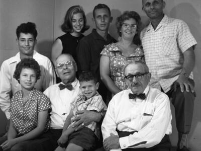  משפחת בן חורין עם קרובי משפחה ביקור אבא ; 1963