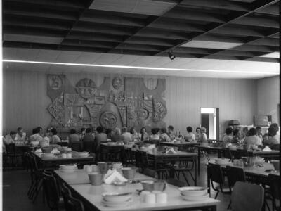  בחדר האוכל של כפר מנחם; 1974