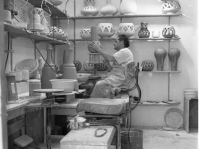  שמעון קורנגוט במפעל הקרמיקה, מאי; 1972