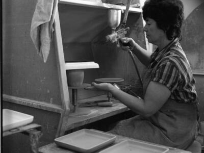  רחל נועם במפעל הקרמיקה, מאי; 1972