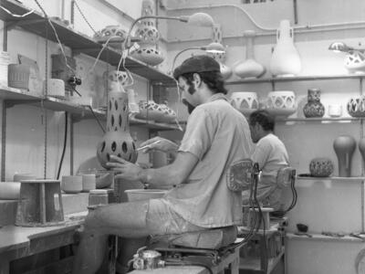  ראובן כהן במפעל הקרמיקה; 1972