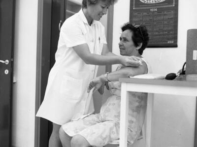  אביה ברק אחות ודבורקה לזרקביץ בטיפולבמרפאה; 1974