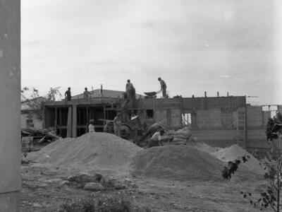  בנייה בכפר מנחם; 1974