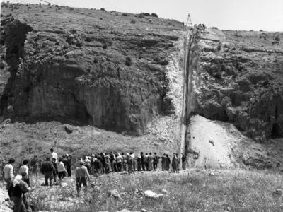  הטיול לגליל, סיפון מוביל המים הארצי ב נחל עמוד ; 