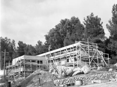  בניית המרפאה בכפר- מנחם; 1971