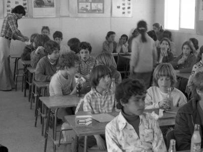  ילדי כיתת עומר בביקור בבית ספר ערבי. יושבים משמאל