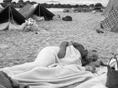  נחום שור עם ירון בנו סוף שבוע בחוף נוה ים; 1973