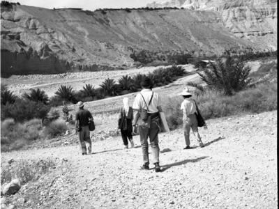  עם ציירי הקבה"א, בנחל דוד ליד עין גדי ; 1964