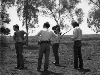  צוות הסרטה של הטלויזיה, אפריל; 1972