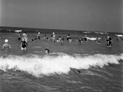  קייטנת ילדי כפר מנחם בחוף בת ים; 1957