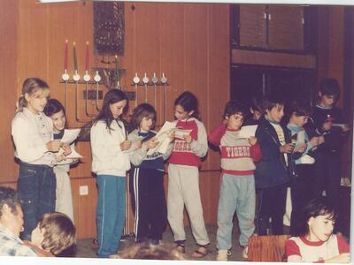27740 - 3.3.2.13 ילדי קבוצת חצב בטקס הדלקת נרות חנוכה 1986.jpg