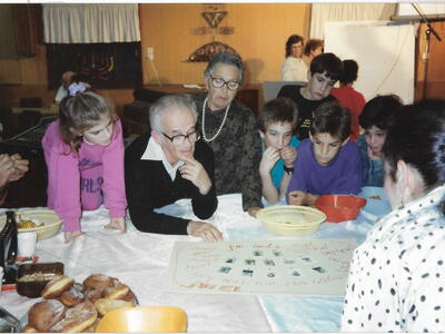 27796 - 3.3.3.20 מסיבת חנוכה 1991 שמעון ורחל קורנגוט.jpg